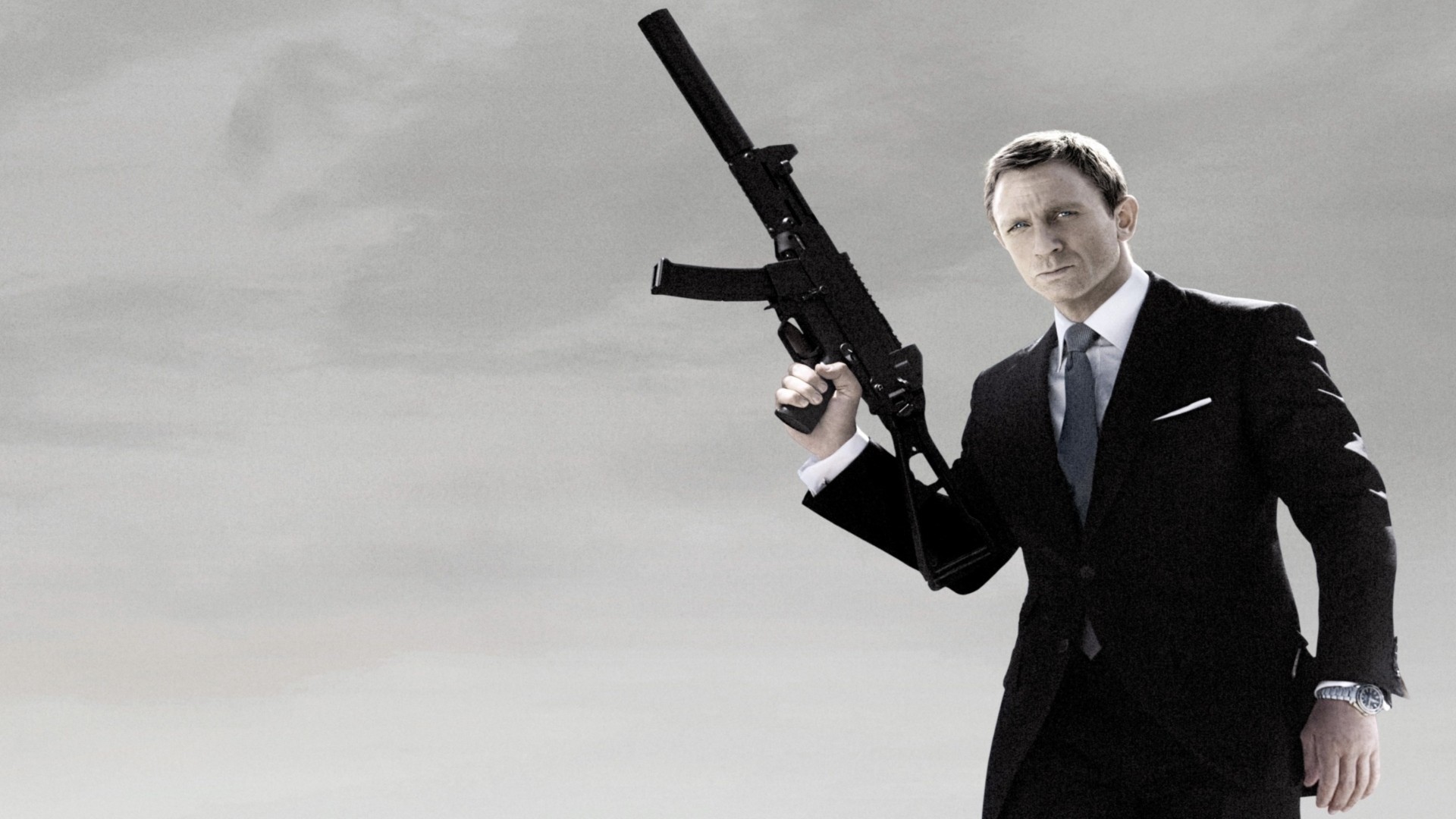 Крейг 007 с пистолетом