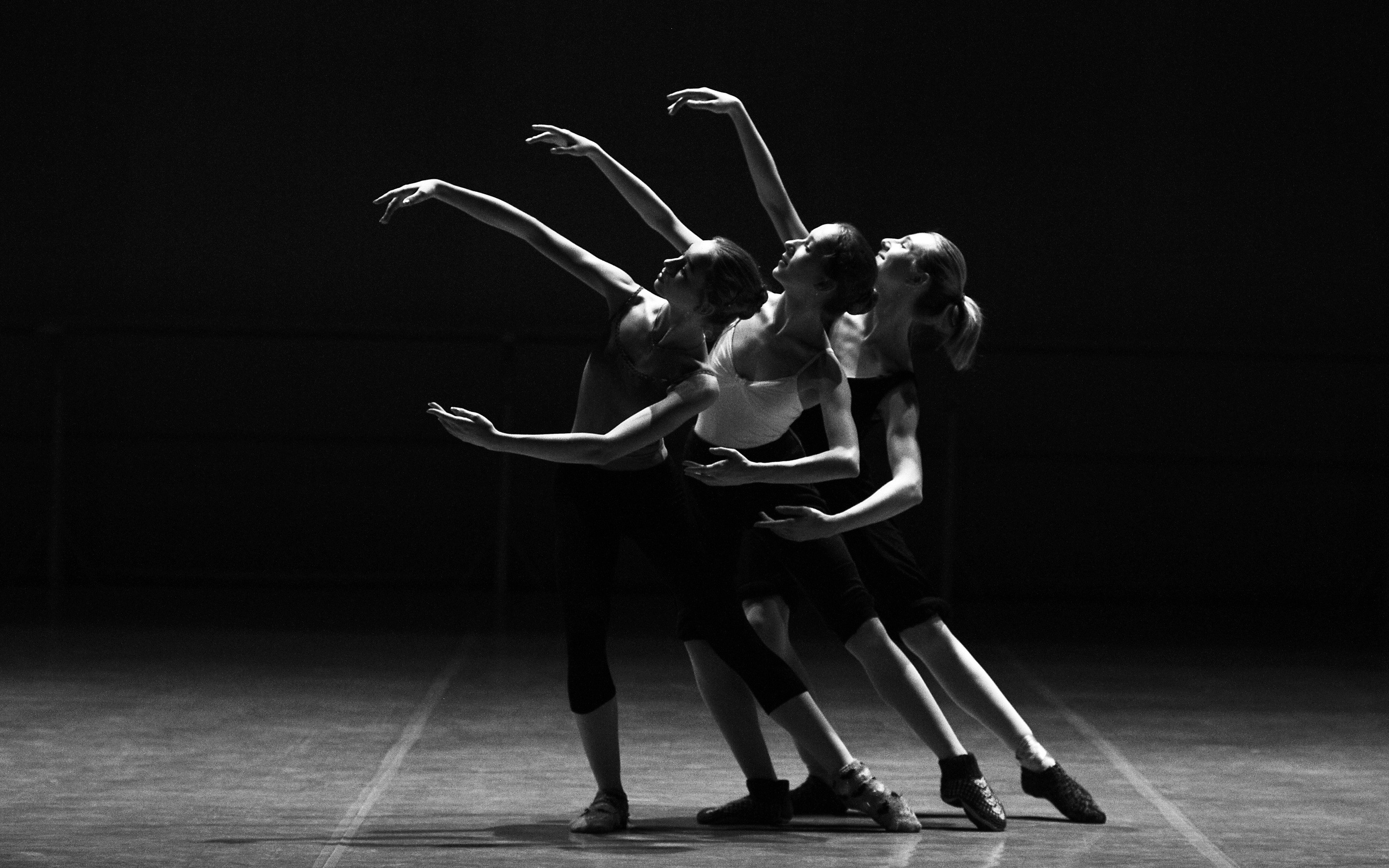 2880x1800 ballerina-dancer-monochrome-69.jpg