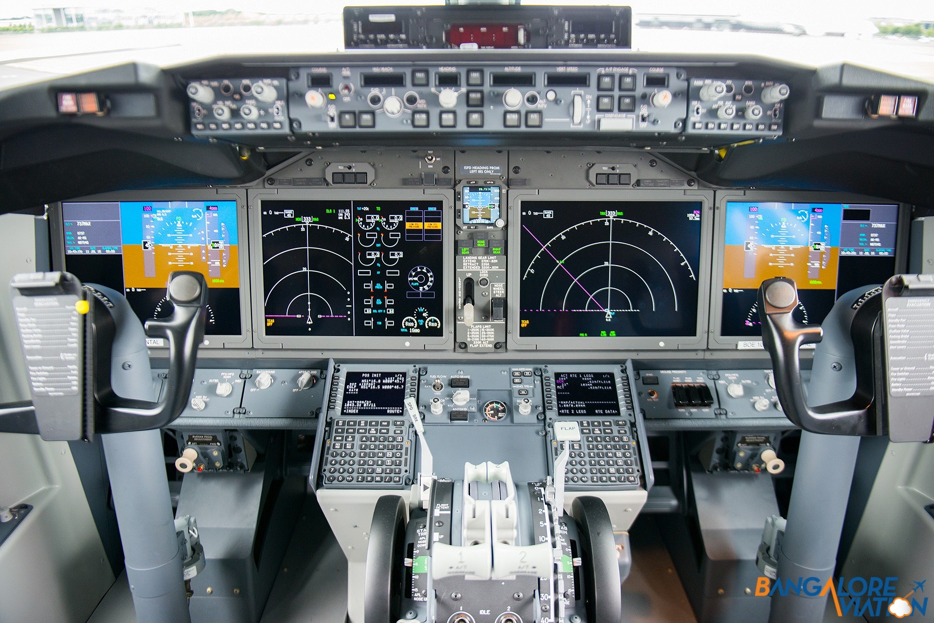 1920x1281 The new flightdeck with Large Format Displays.
