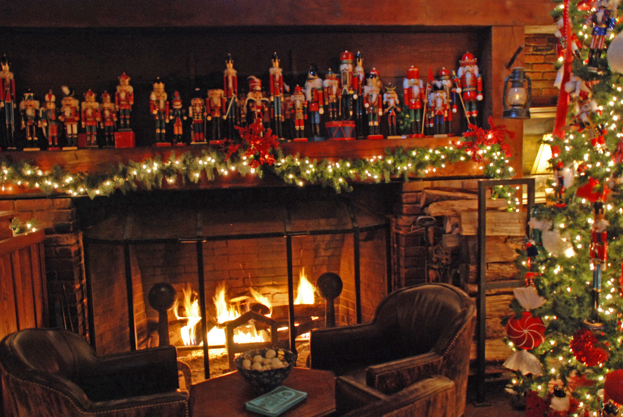 2000x1339 Christmas Fireplace Wallpaper