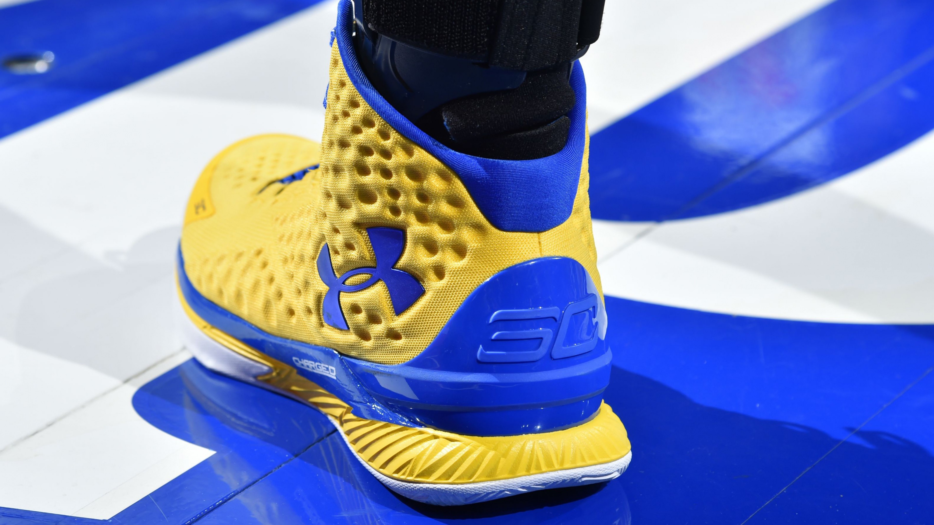3840x2160 Preview wallpaper stephen curry, shoes, sneakers, sports 