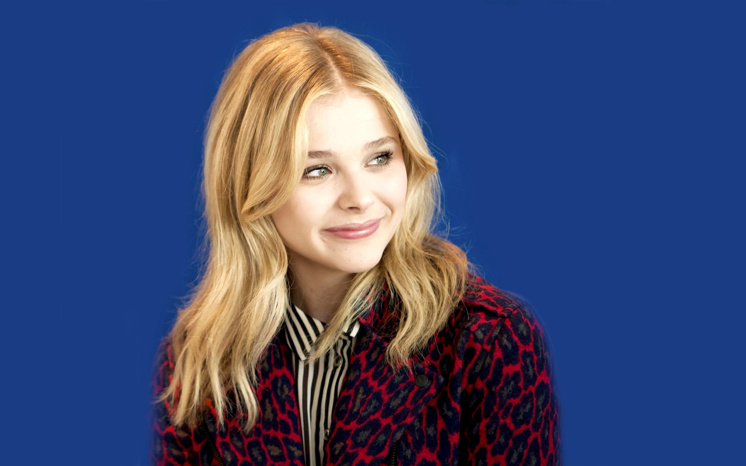 2560x1600 Popular Hollywood Movie American Actress Chloe Grace Moretz with Cute Smile  HD Photos