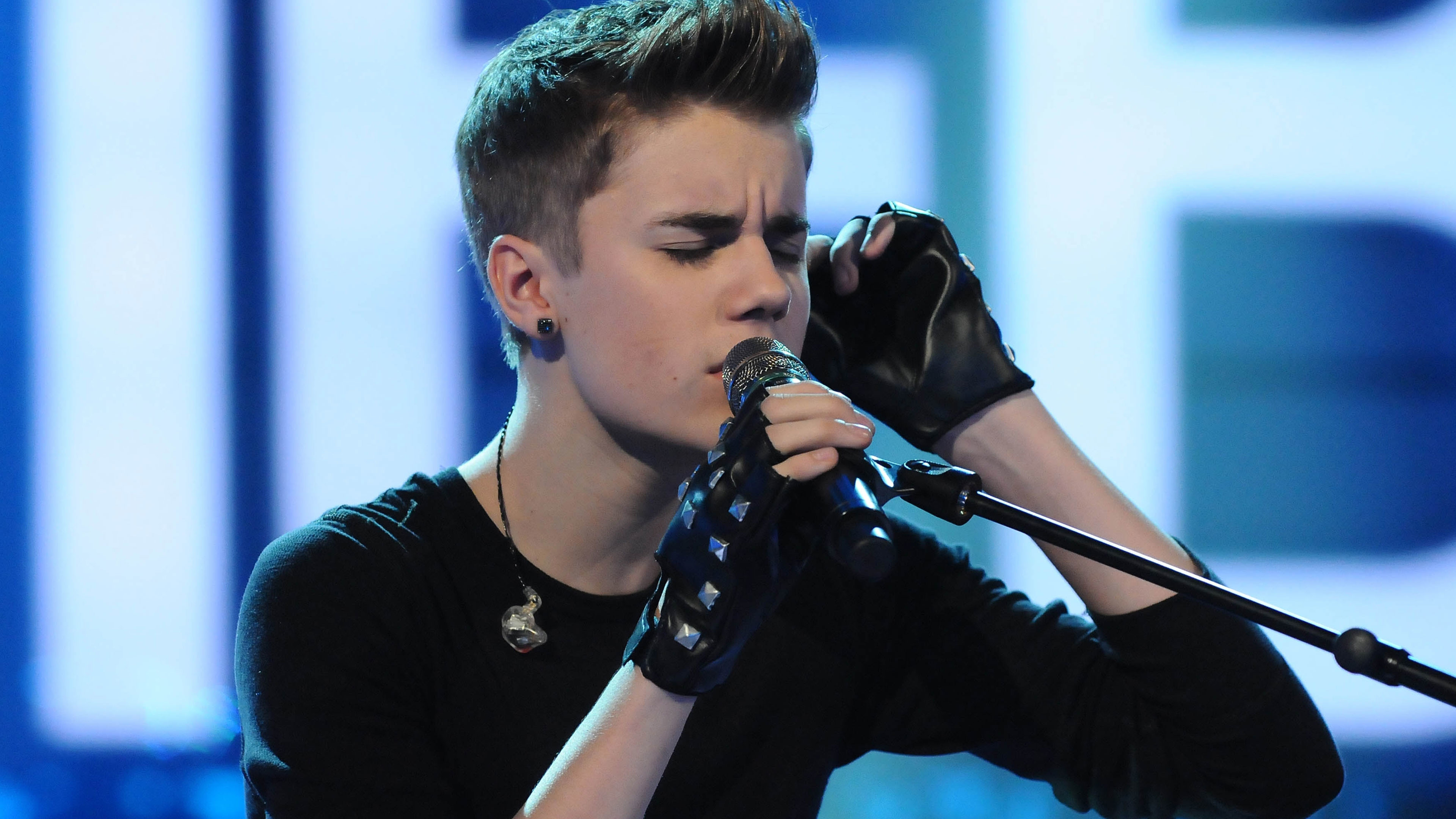 3840x2160 Justin Bieber Singing Live  wallpaper