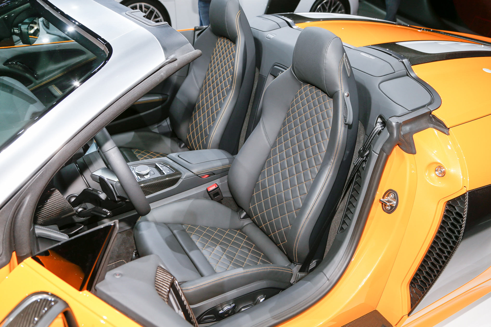 2040x1360 2017 Audi R8 Spyder interior seats
