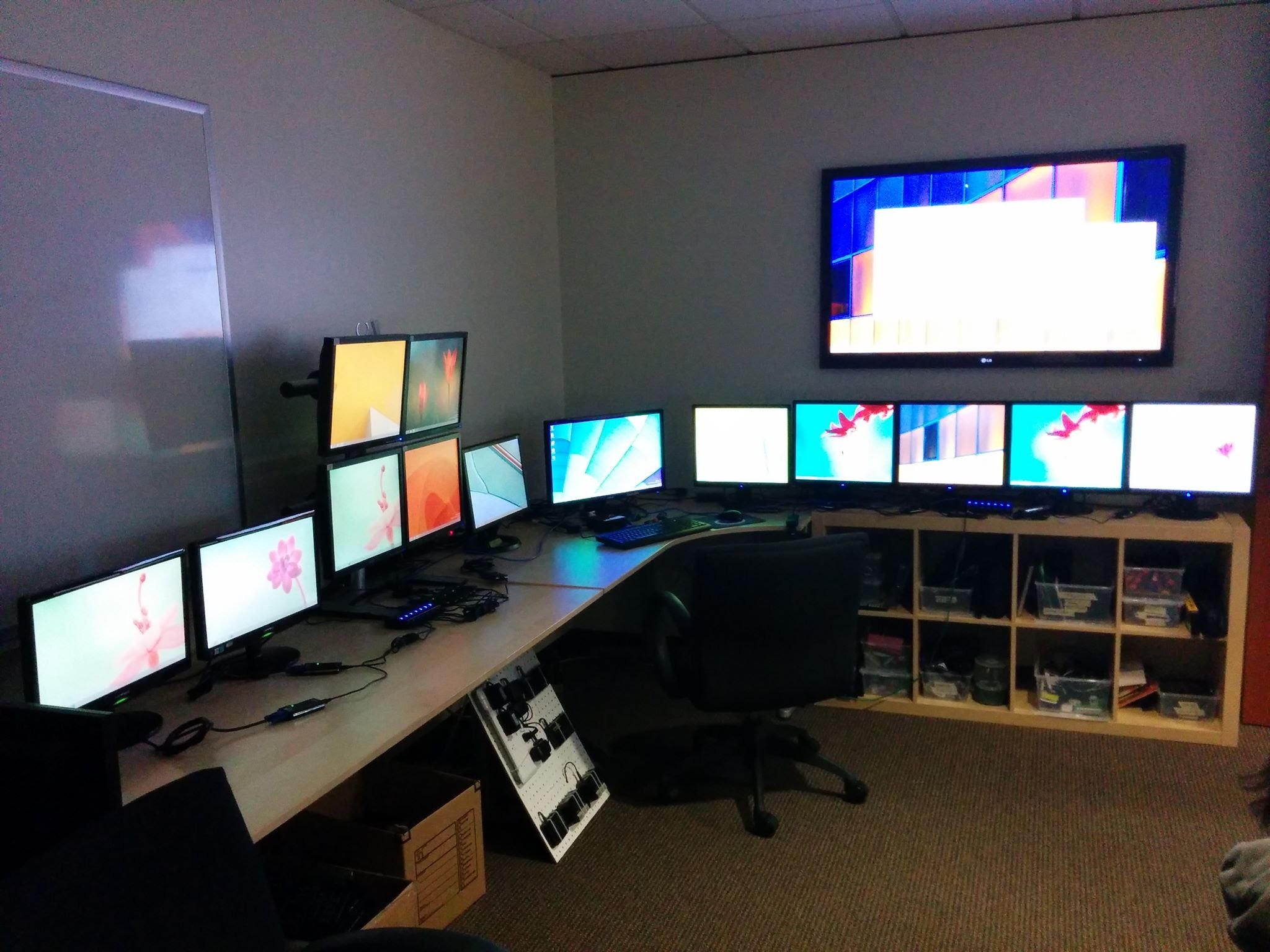2048x1536 14 Monitors on a Single Windows 8 PC with USB Graphics Adapters - YouTube