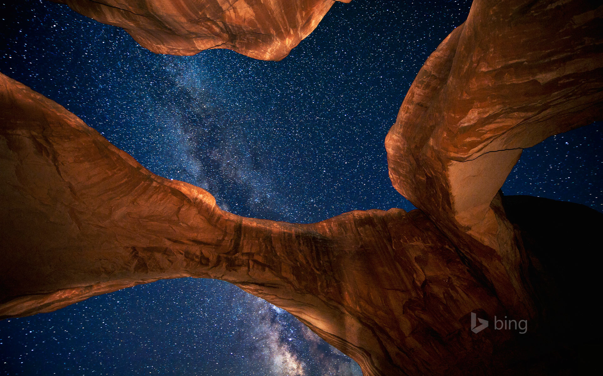 1920x1200 Milky Way above Double Arch in Arches National Park, Utah (Â© Brad  Goldpaint/Getty Images)