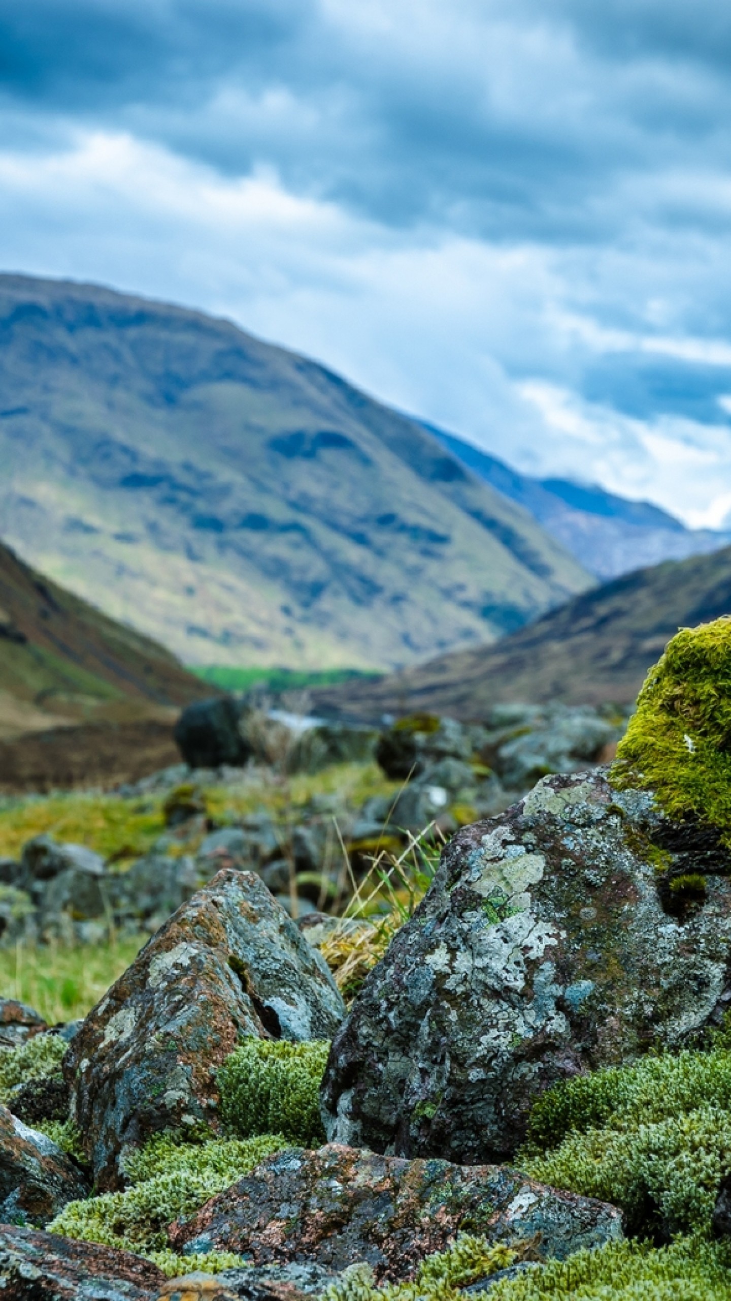 1440x2560 Preview wallpaper scotland, mountains, stones, moss, clouds, cloudy  