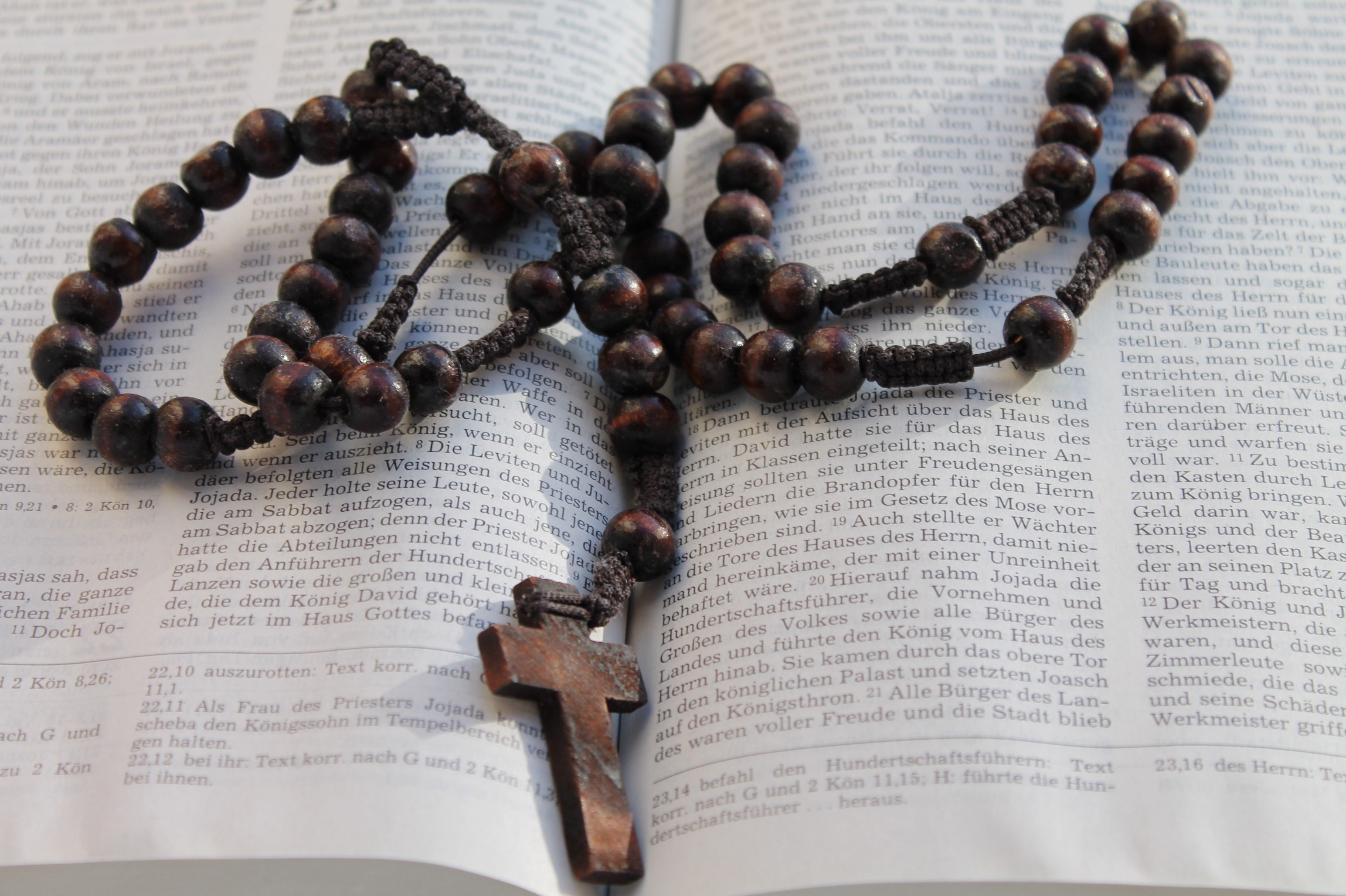 3088x2056 brown rosary