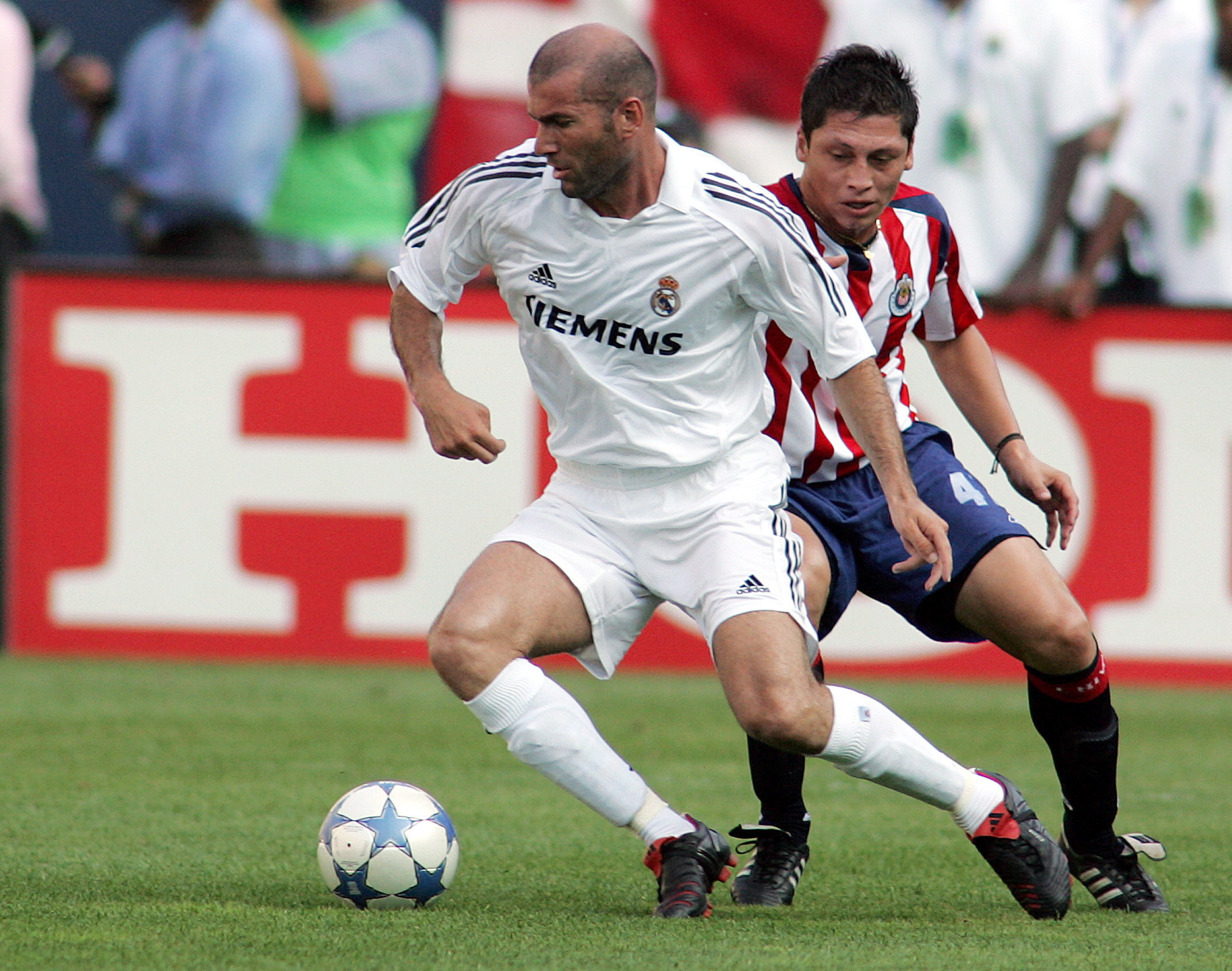 2200x1734 The legend of football Zinedine Zidane passing the ball