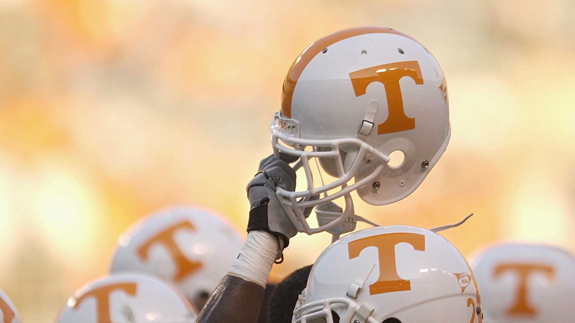 1920x1080 Tennessee Volunteers, Delanie Walker reach out to bullying victim