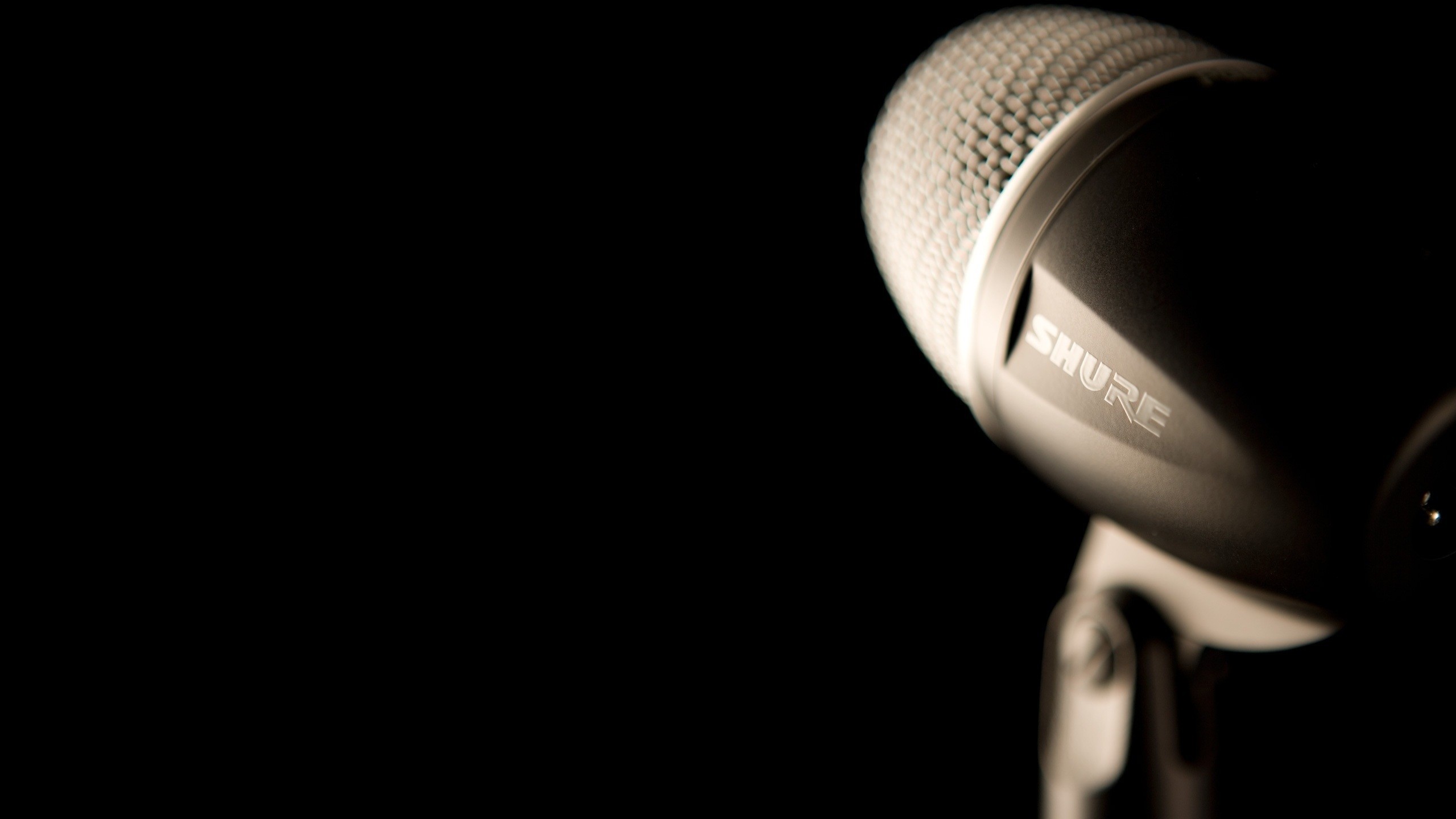 2560x1440  Black Shure Studio Microphone