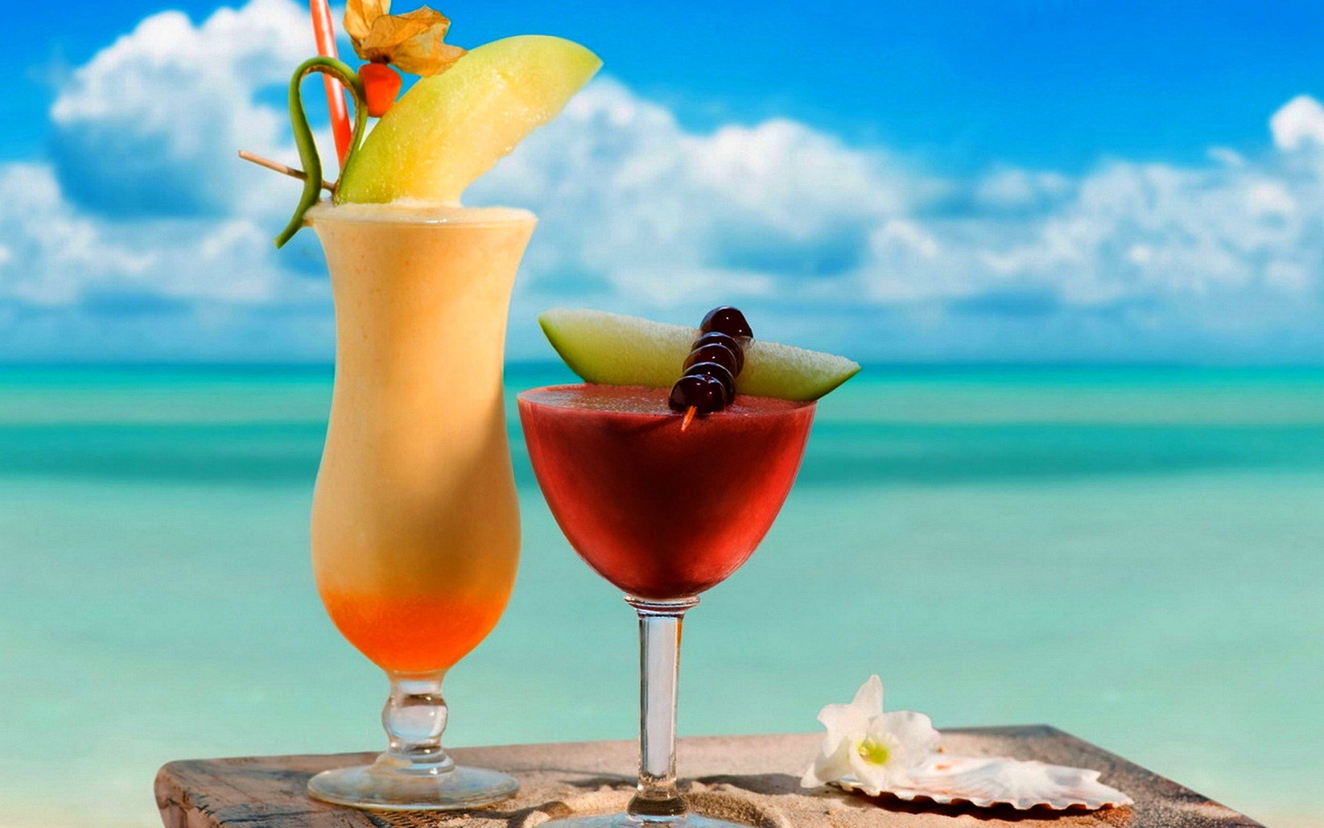 1920x1200 Delicious cool summer cocktail on beach
