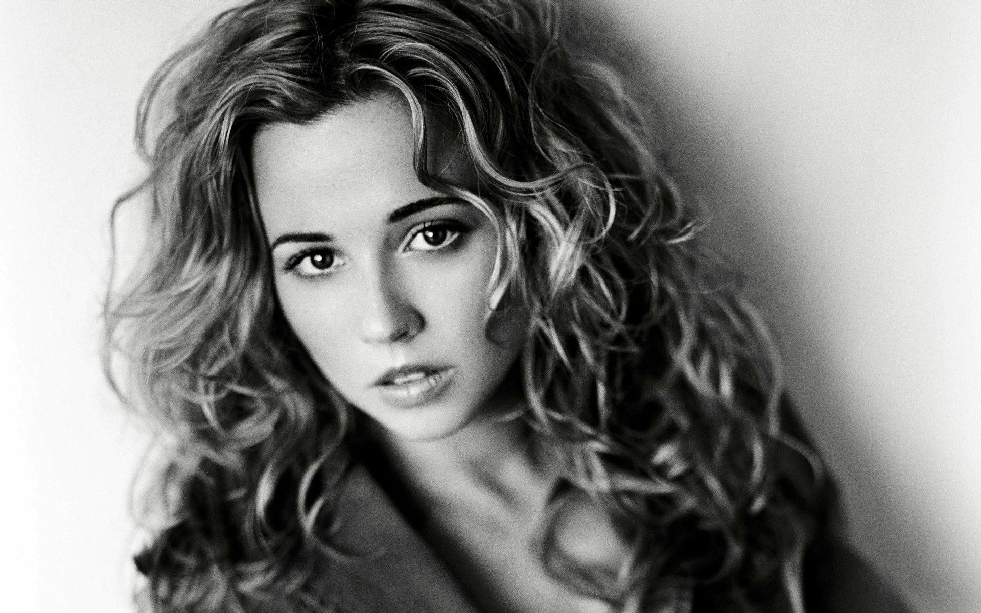1920x1200 Linda Cardellini Wallpaper Images & Pictures - Becuo