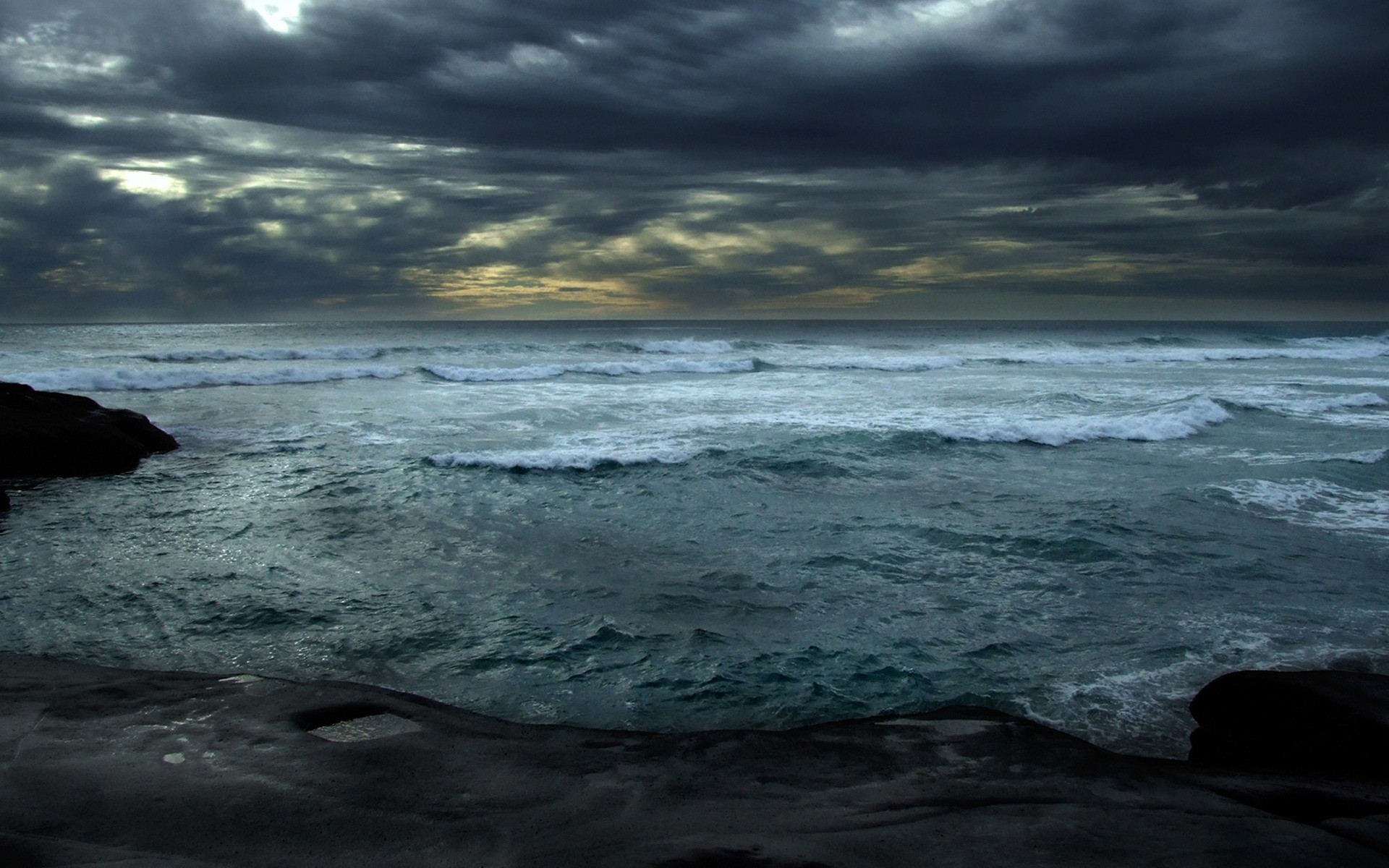 Rain beach. Тёмное море Геншин. Мрачное море. Ночной океан. Грустное море.
