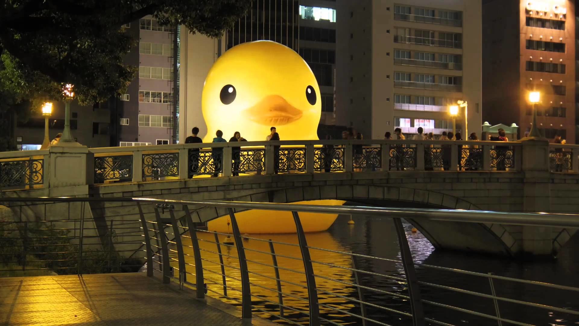 1920x1080 Giant rubber duck at Nakanoshima park, Osaka, Japan 2015 [Time-lapse video]