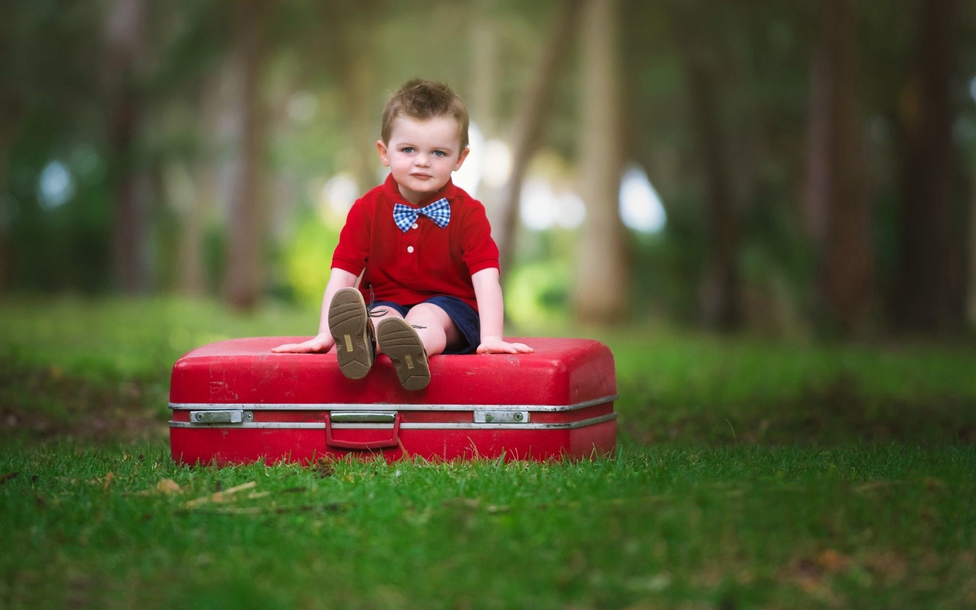 1920x1200 Cute Baby Boy Sitting On Suitcase Wallpaper