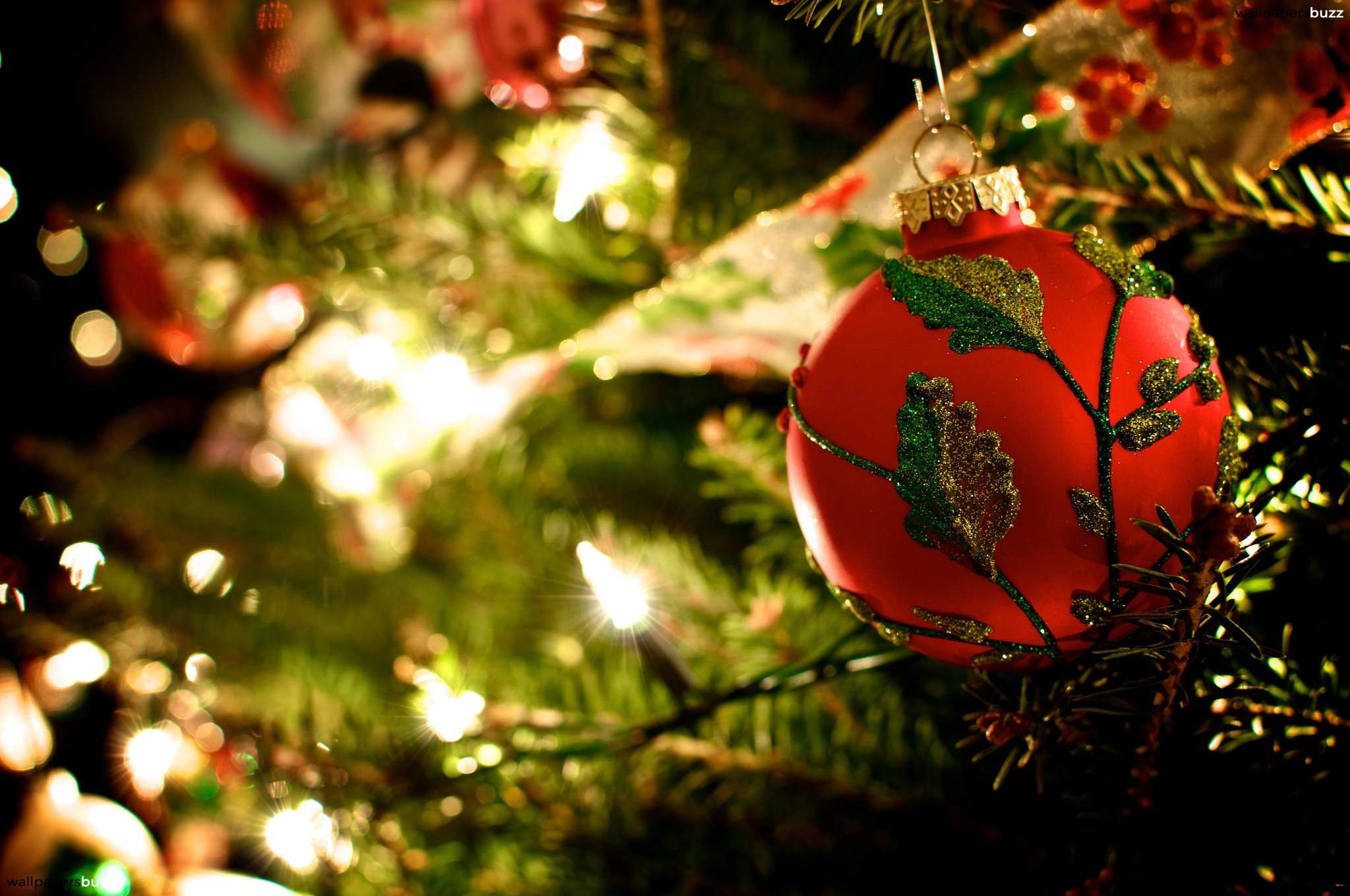 2048x1360 Garland and the ball on the Christmas tree