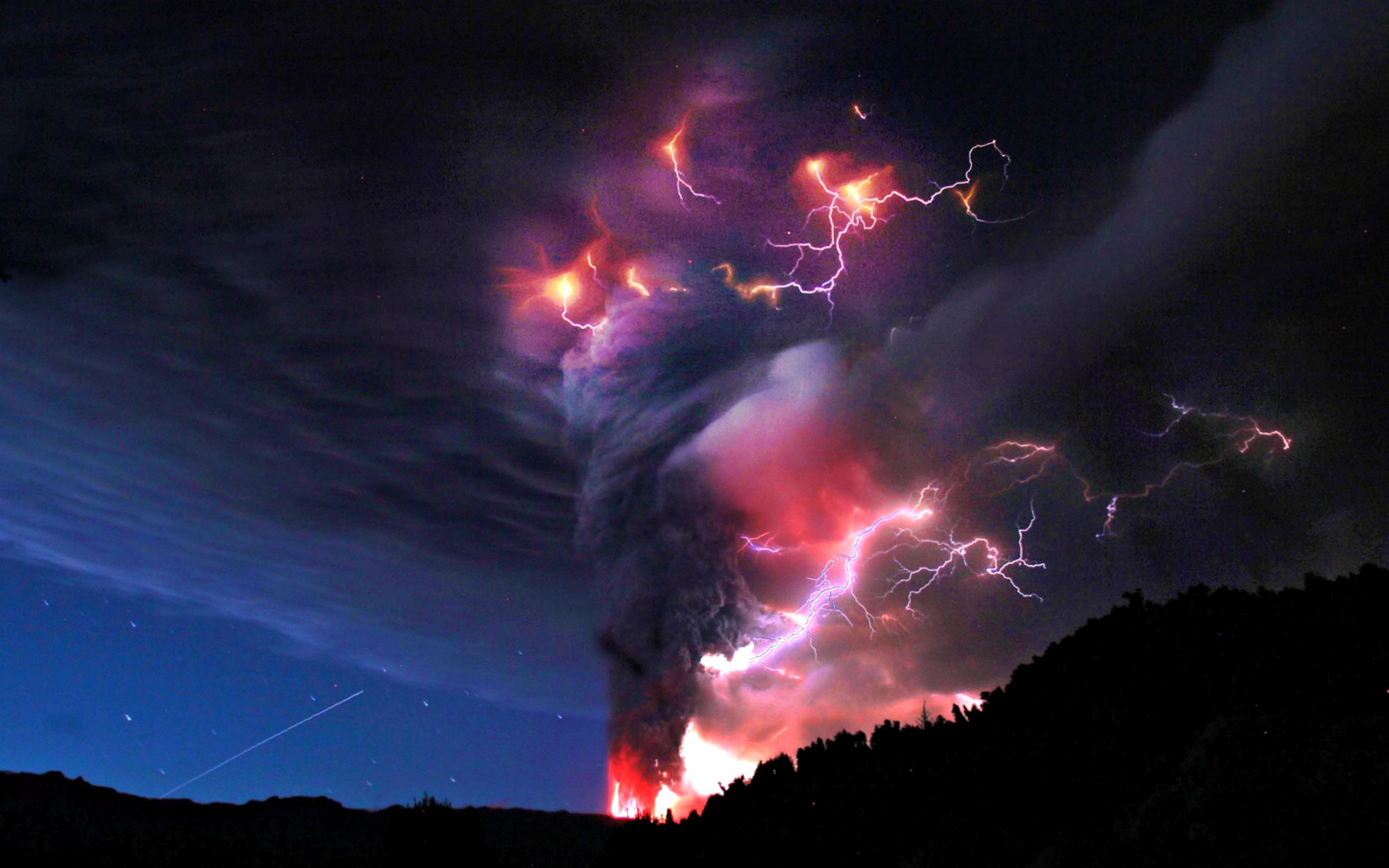 2560x1600 Lightning Strikes Volcano Wallpaper