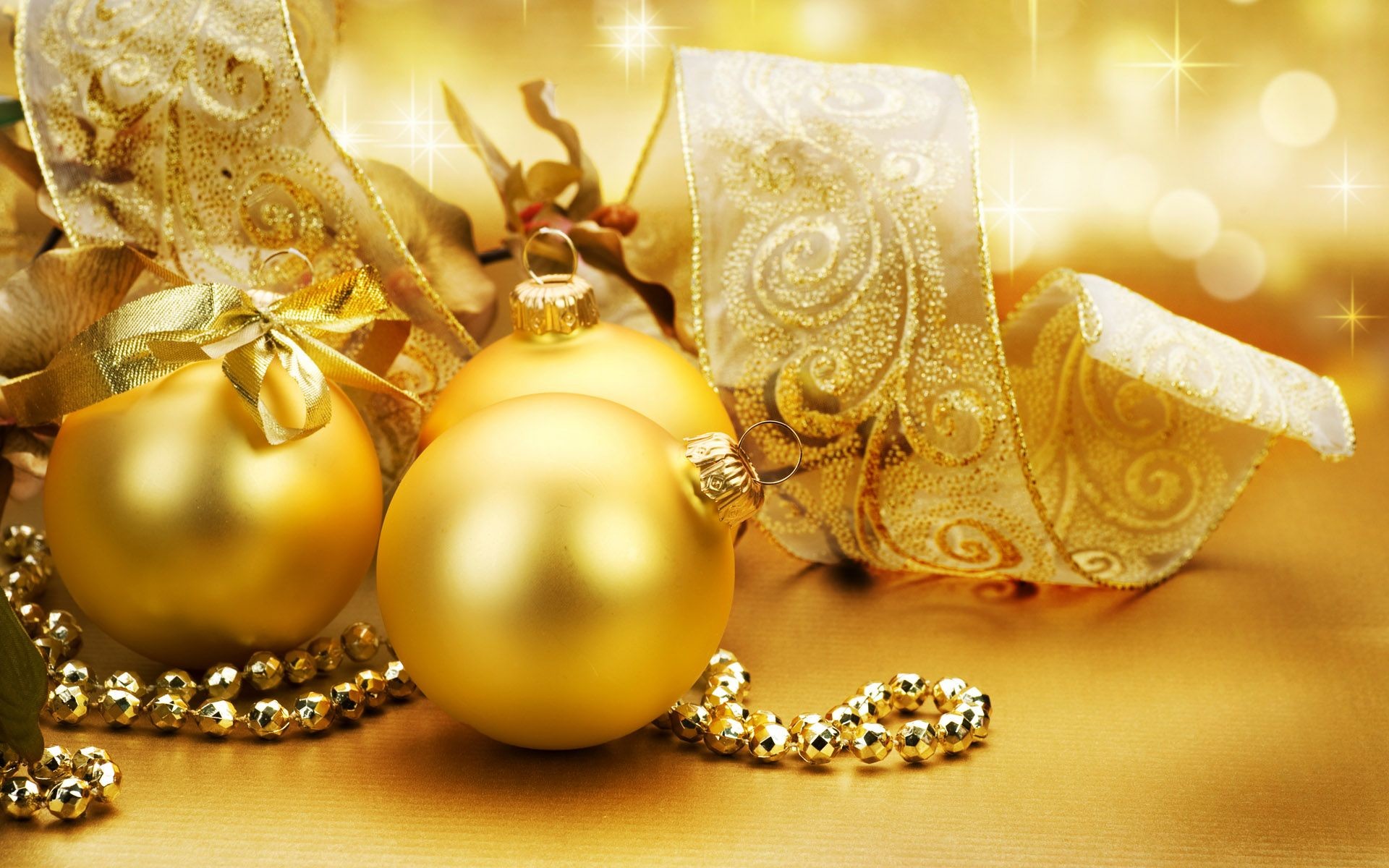 1920x1200 gold fantasy balls | Gold ornaments on the Christmas tree wallpapers and  images - download .