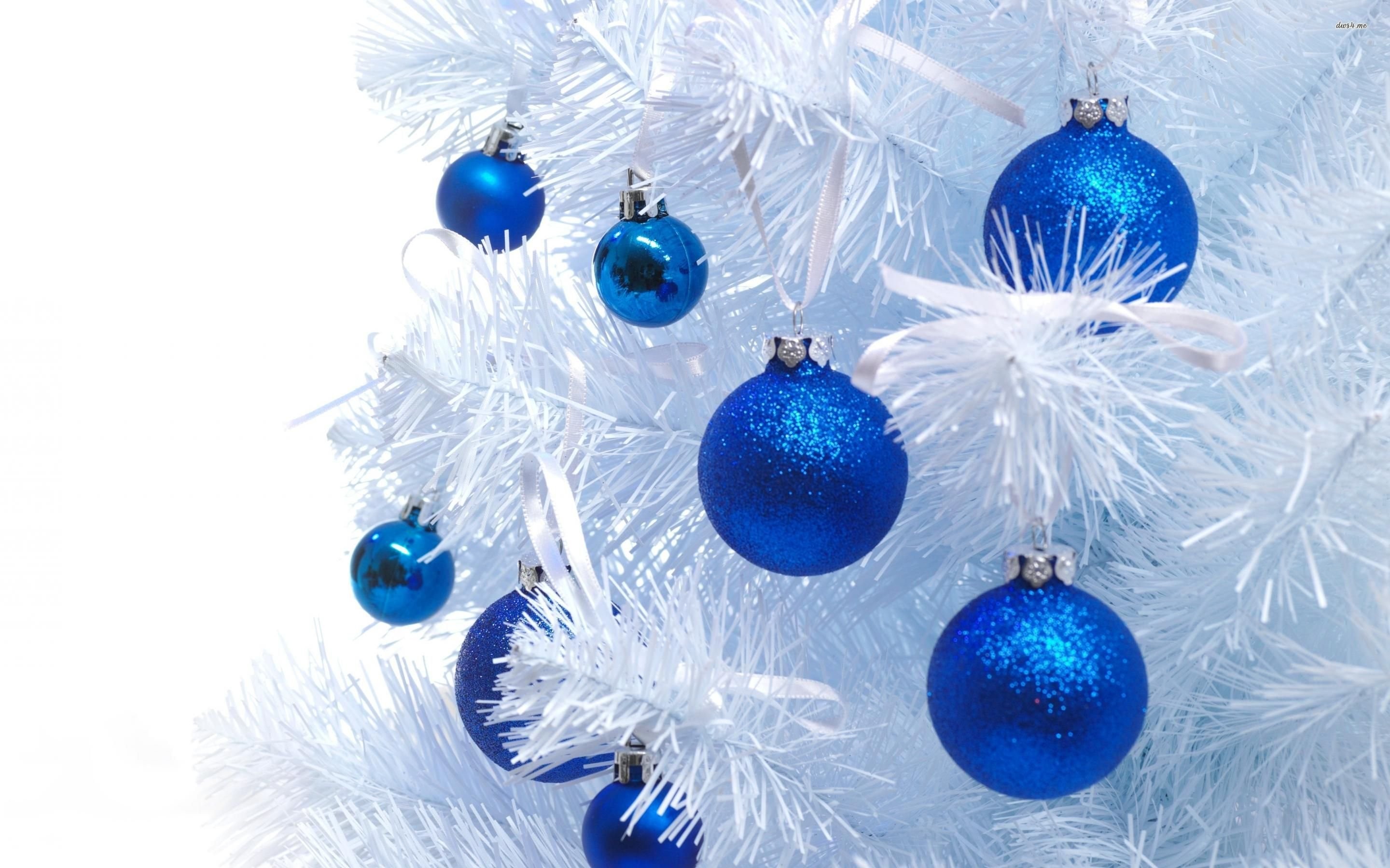2880x1800 Blue Christmas Globes On A White Tree ...