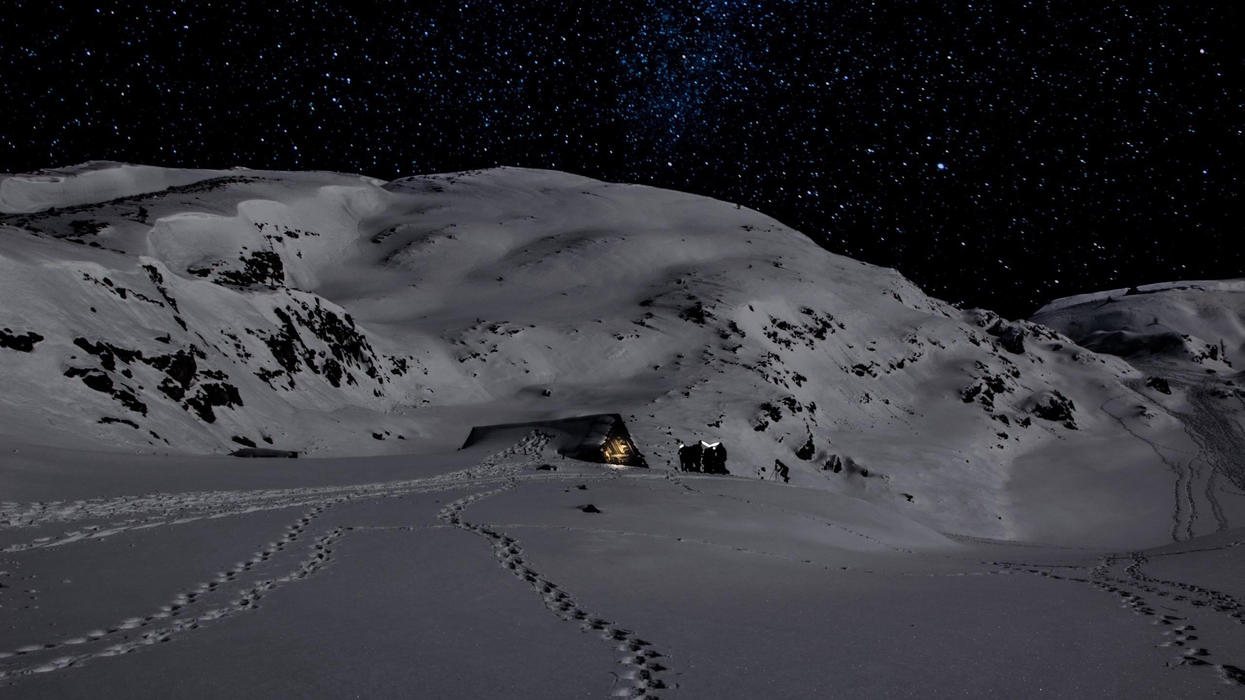2560x1440  Wallpaper night, snow, mountains, footprints, winter