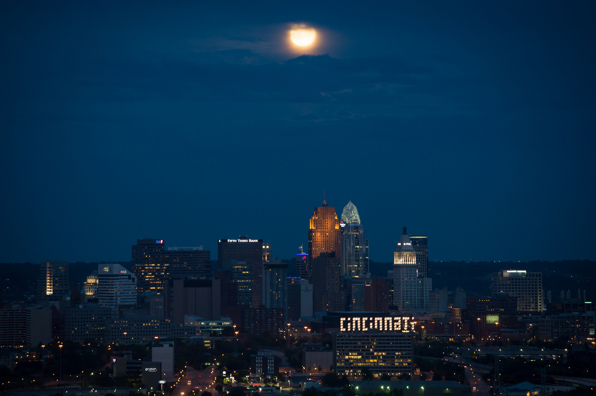 2048x1363 Blue Moon Over Cincinnati