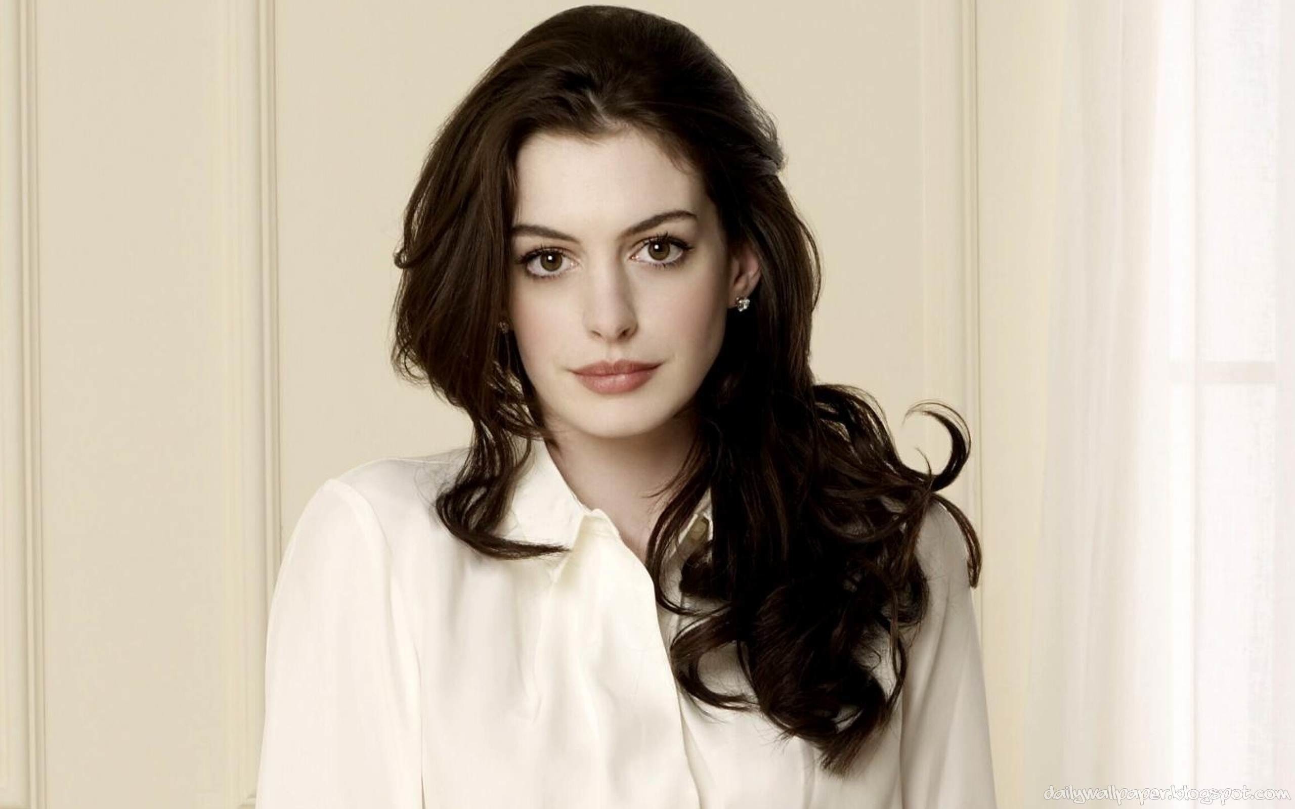 2560x1600 Anne Hathaway Wallpapers