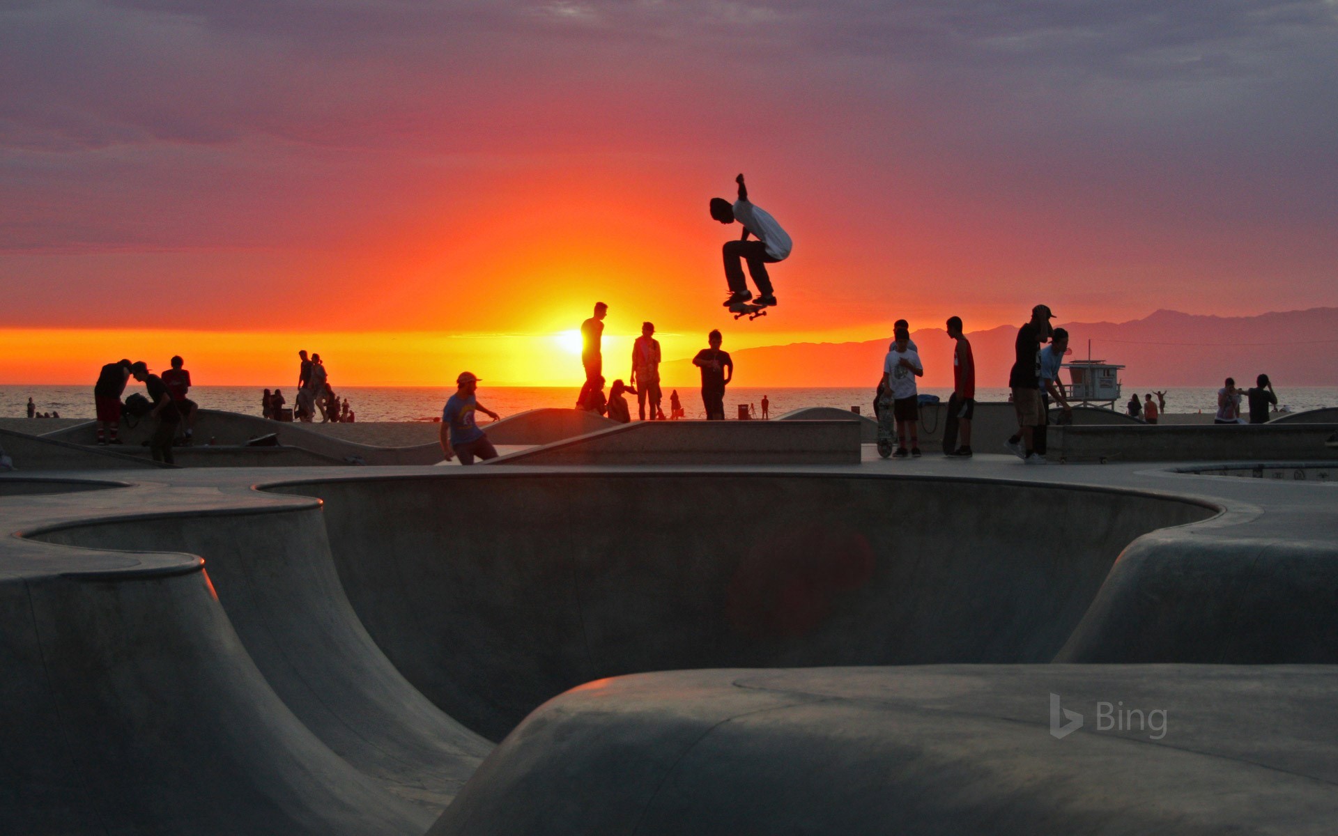 1920x1200 ... Skateboarding at Venice Beach, California (Â© mgs/Moment/Getty Images)