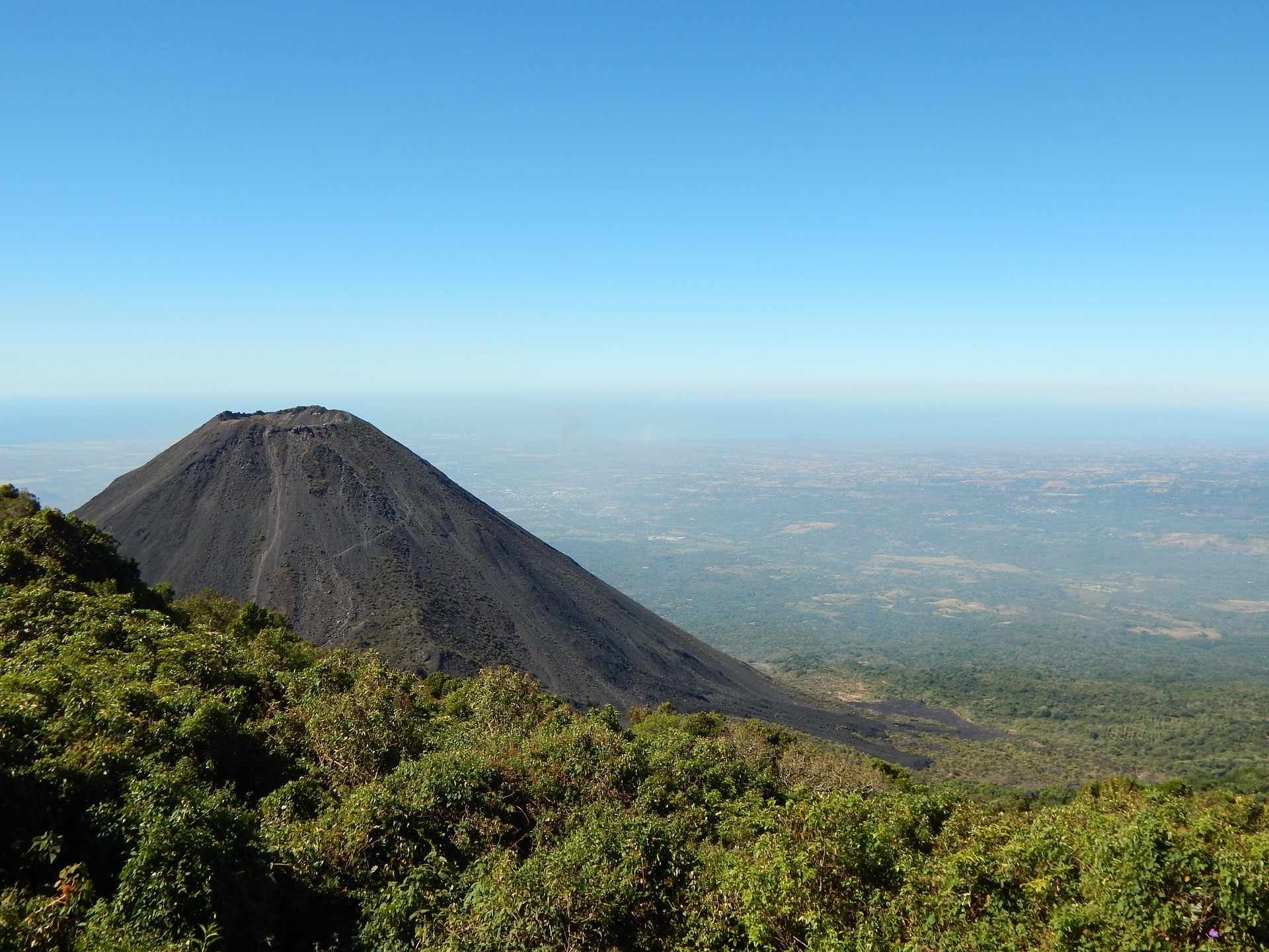 1920x1440 Izalco Volcano in El Salvador