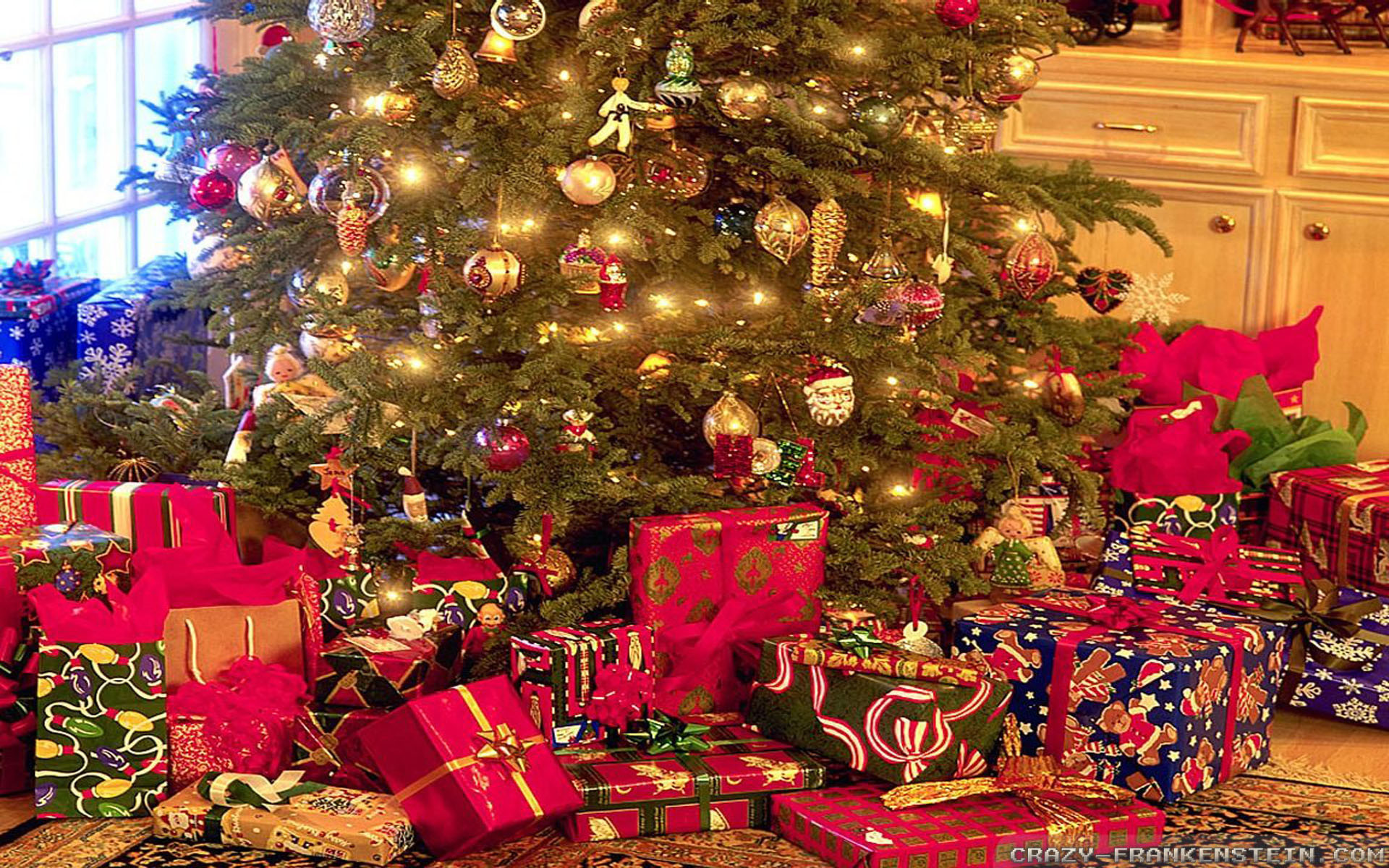 1920x1200 Wallpaper: Big tree Christmas gifts wallpapers. Resolution: 1024x768 |  1280x1024 | 1600x1200. Widescreen Res: 1440x900 | 1680x1050 | 