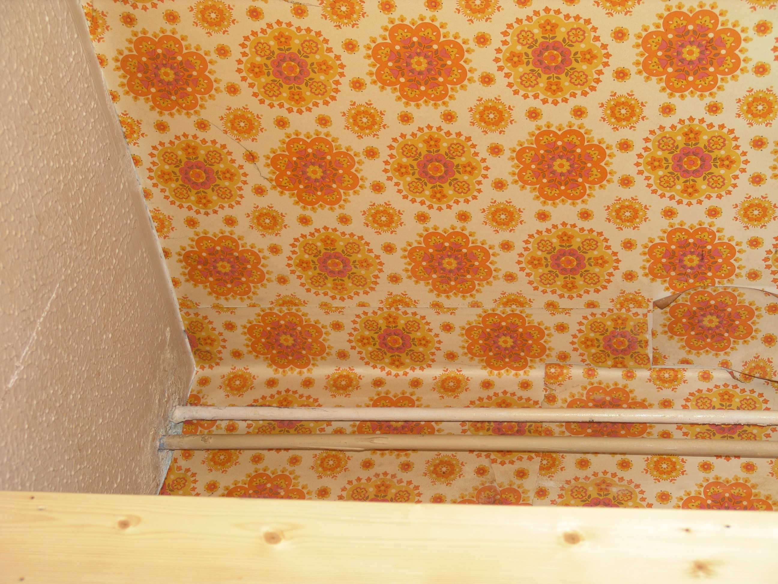 2592x1944 wallpaper 60s 70s yellow orange floral circular pattern design on wall of  house built in about 1970 fading and tattered 4 DHD.jpg. D=2004-09-13 [Sep  13, ...