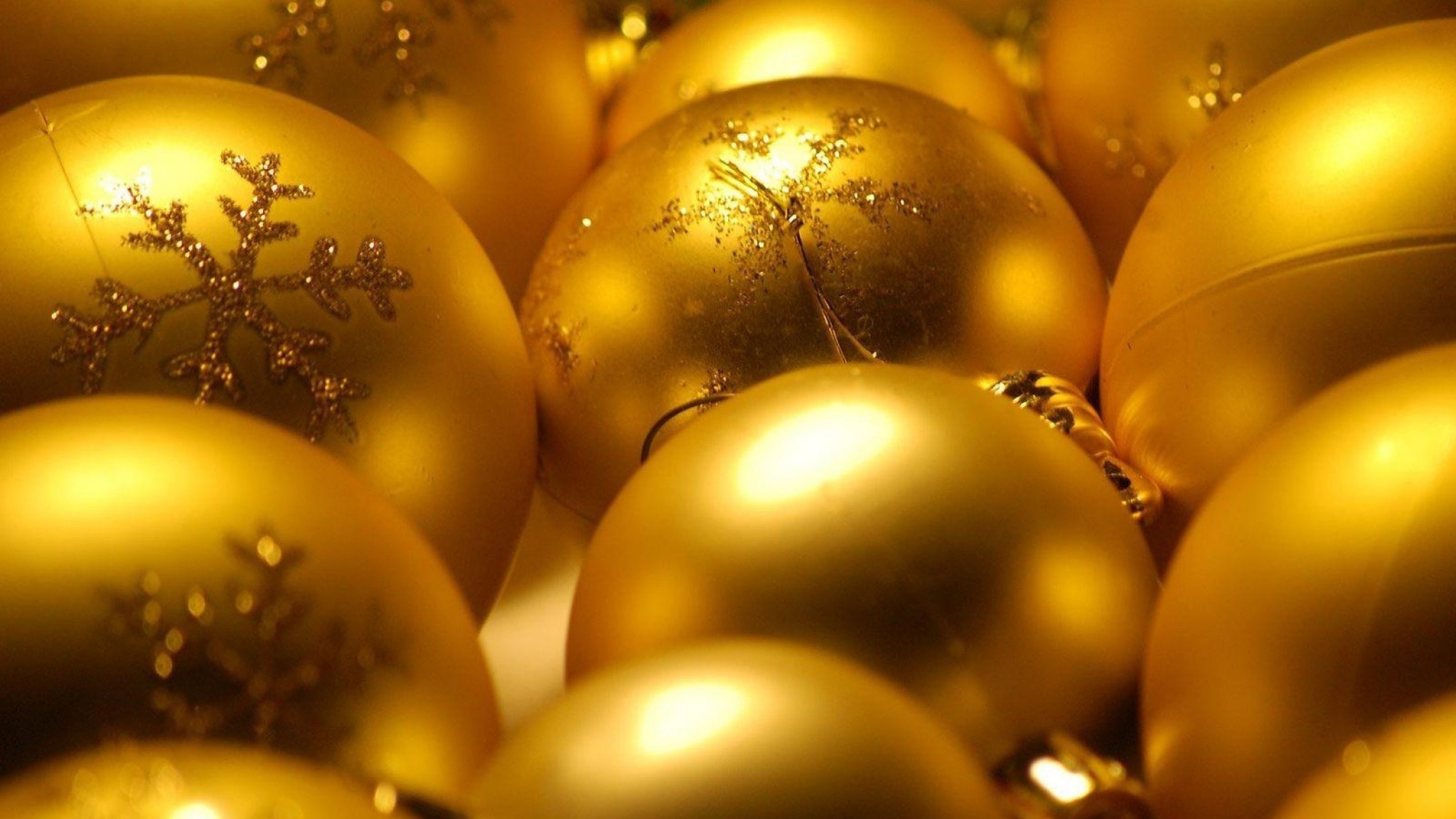 2048x1152  Wallpaper christmas decorations, balloons, gold, glitter