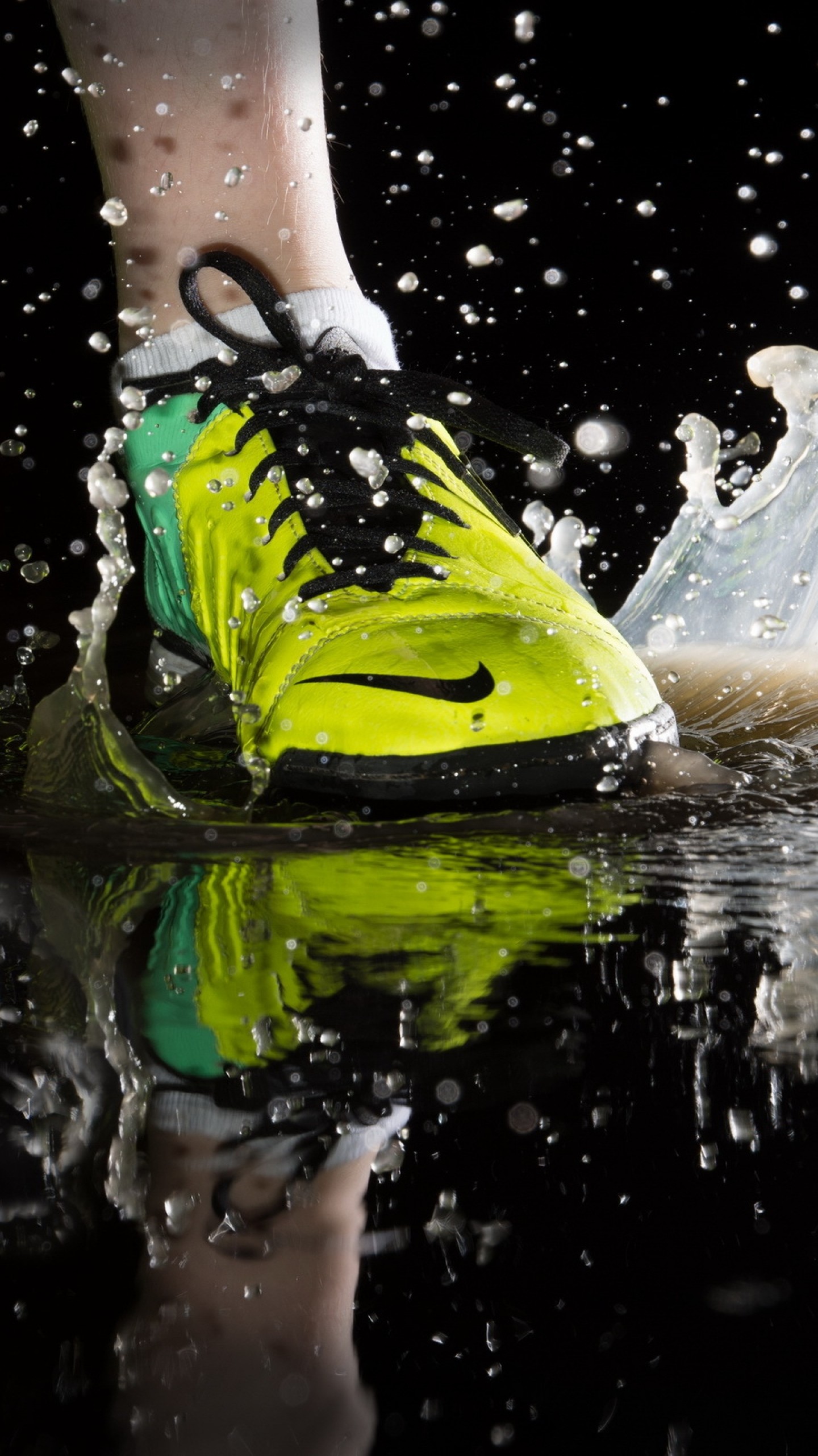 1440x2560 Preview wallpaper shoes, nike, splashing, running 
