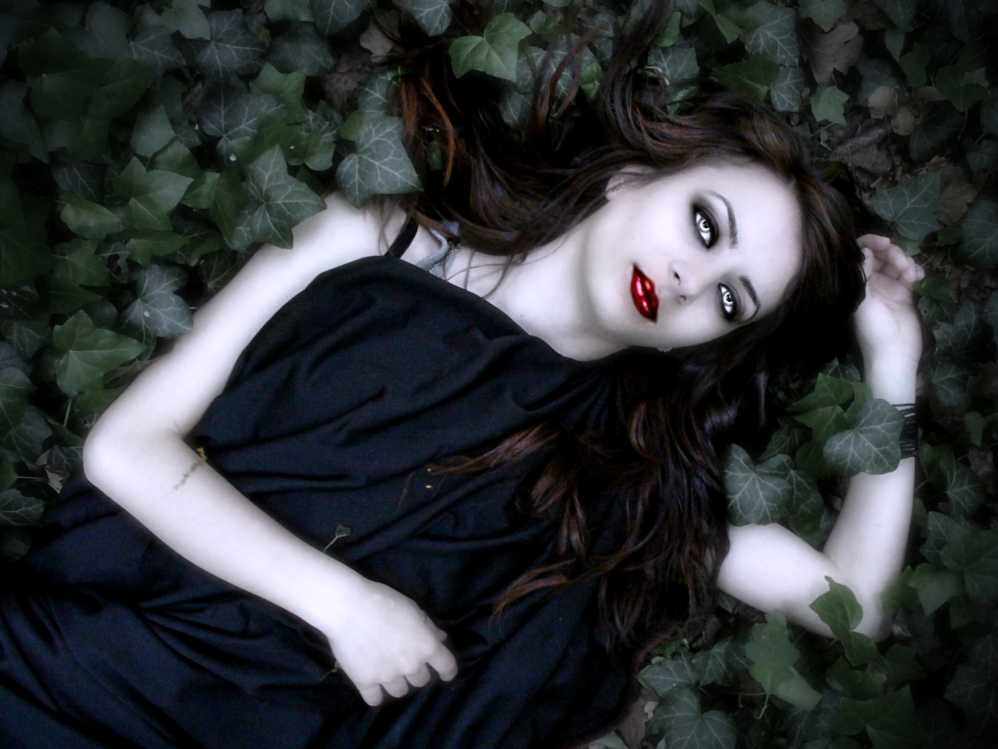 2048x1536 Vampire Girl lying in the leaves wallpaper from Vampire wallpapers