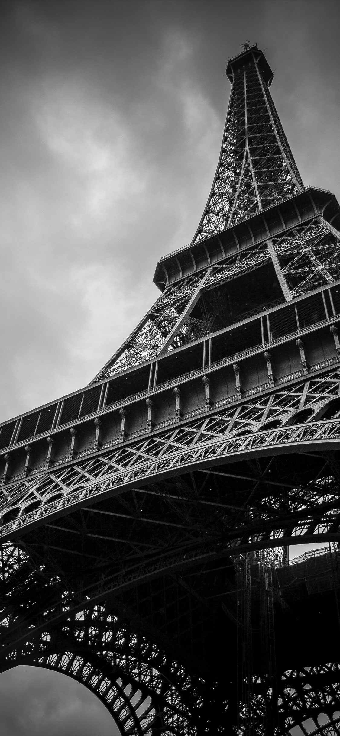 1125x2436 True Black – Eiffel Tower