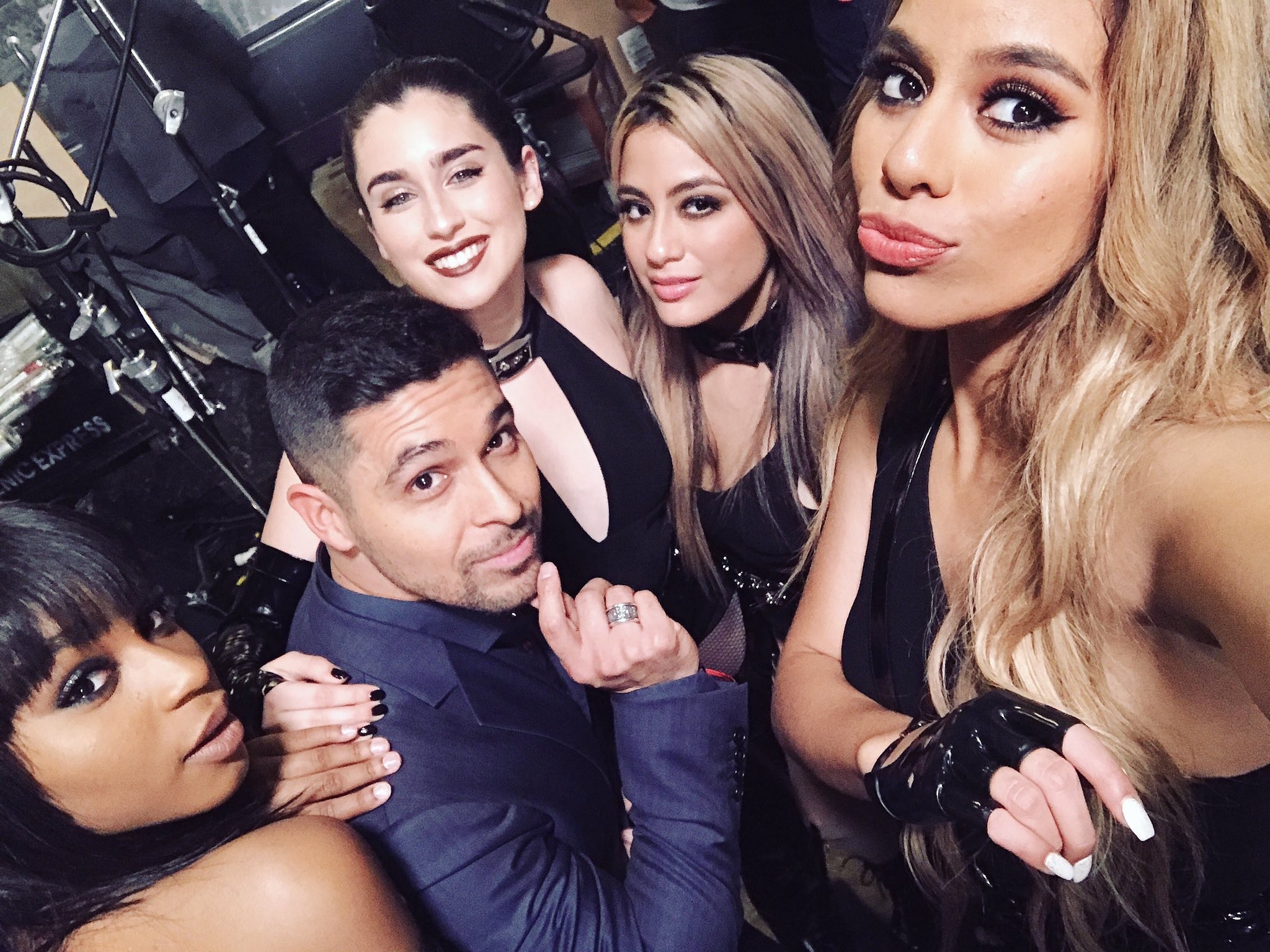 2048x1536 Fifth Harmony with Wilmer Valderrama People's Choice Awards 2017