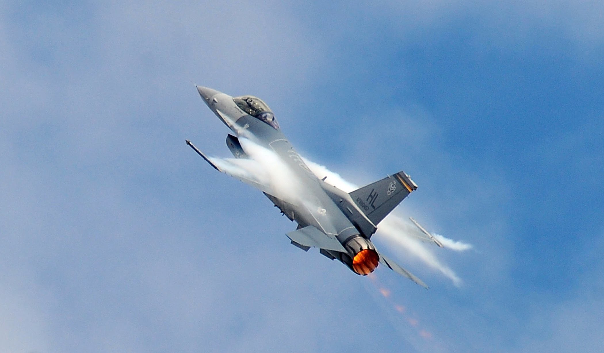 Самолет на сверхзвуке хлопок. Sonic Boom f16. F-16 Fighting Falcon. F-16 сверхзвук. F16 истребитель скорость.