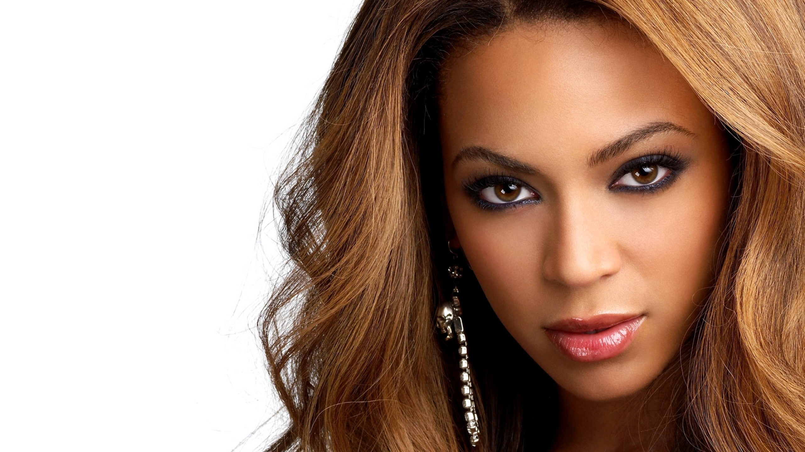2560x1440 Preview wallpaper beyonce, girl, actress, producer, eyes, lips, white  