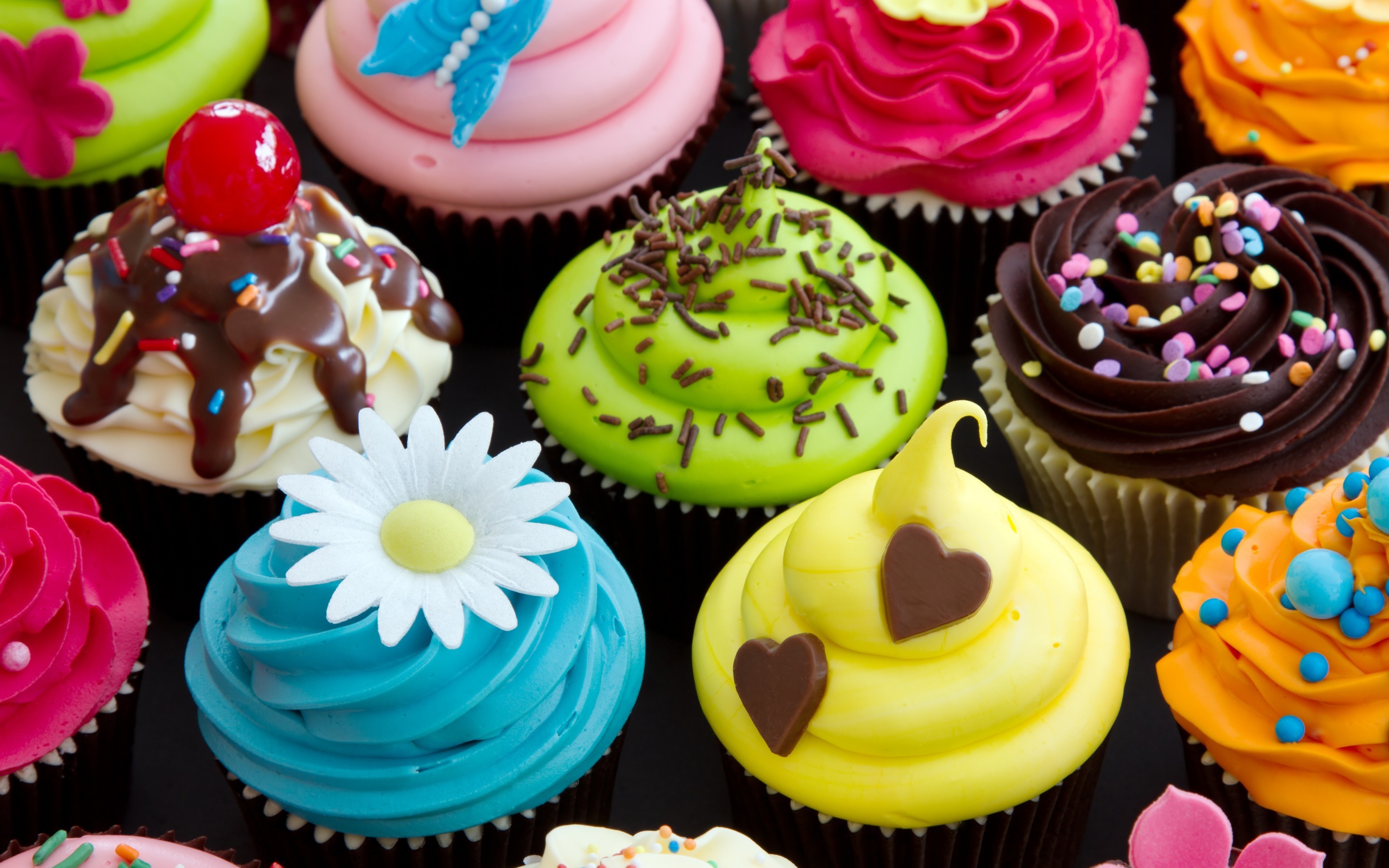 2880x1800 different flavour cupcake image