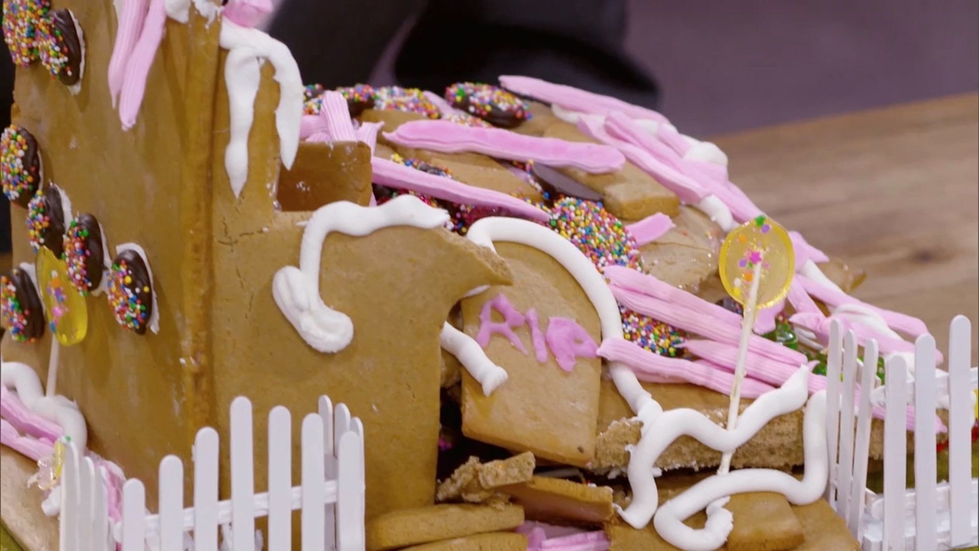 1920x1080 Epic gingerbread house fail leaves family on the brink of forfeit: Family  Food Fight Season 2, Short Video
