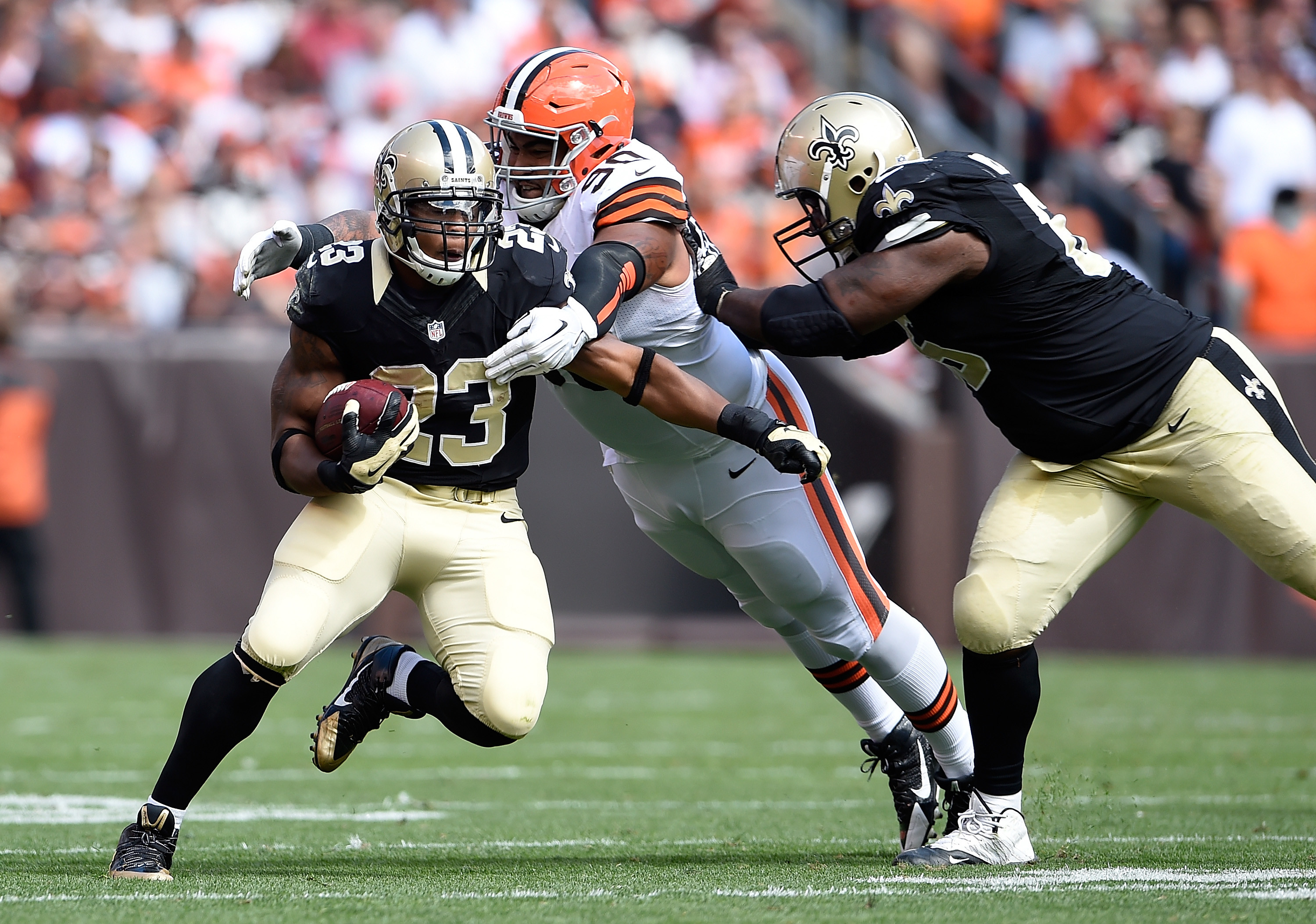 3000x2107 CLEVELAND, OH - Former New Orleans Saints running back Pierre Thomas (23)  evades