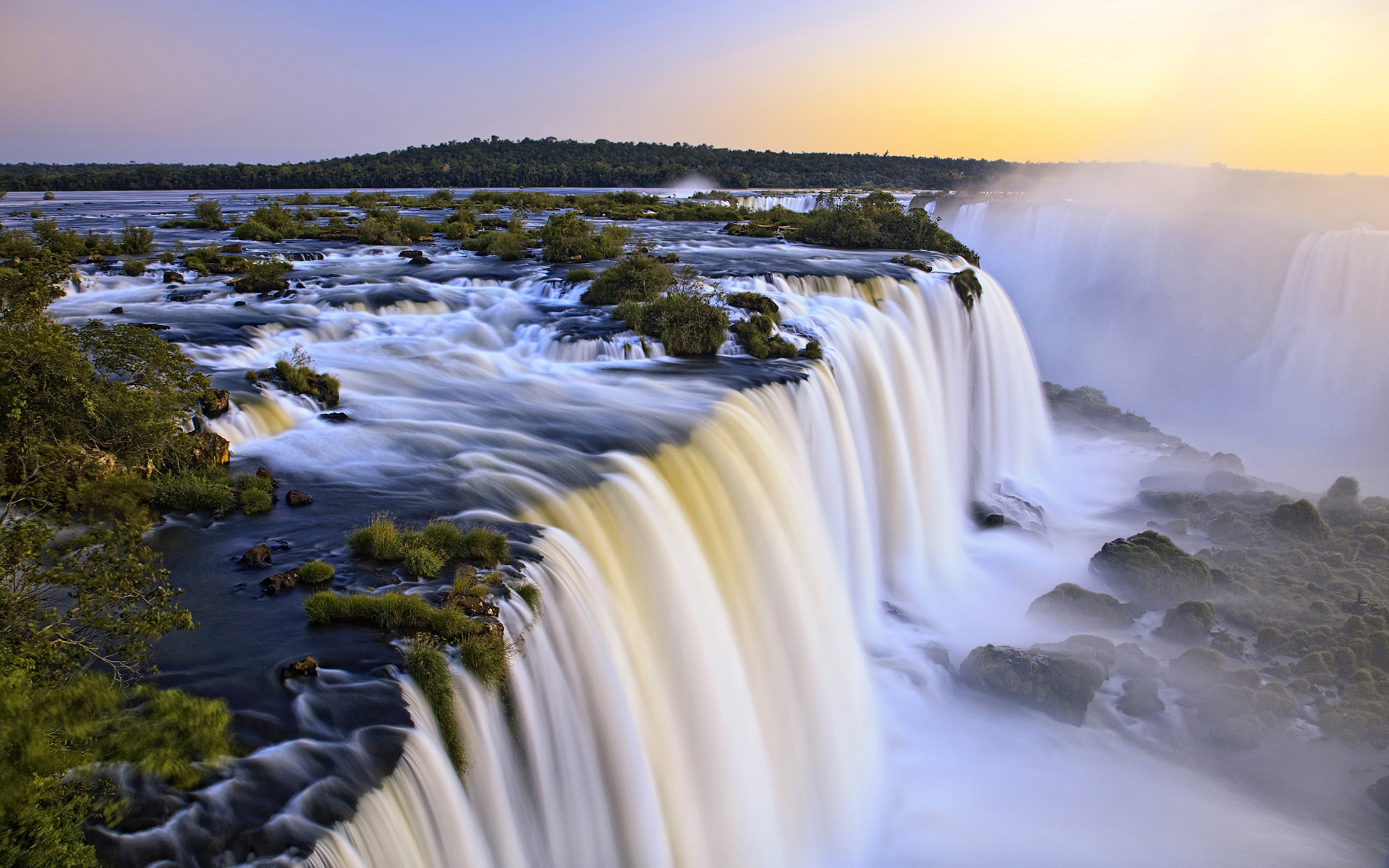 1920x1200 Iguazu Falls, on the border of Argentina and Brazil