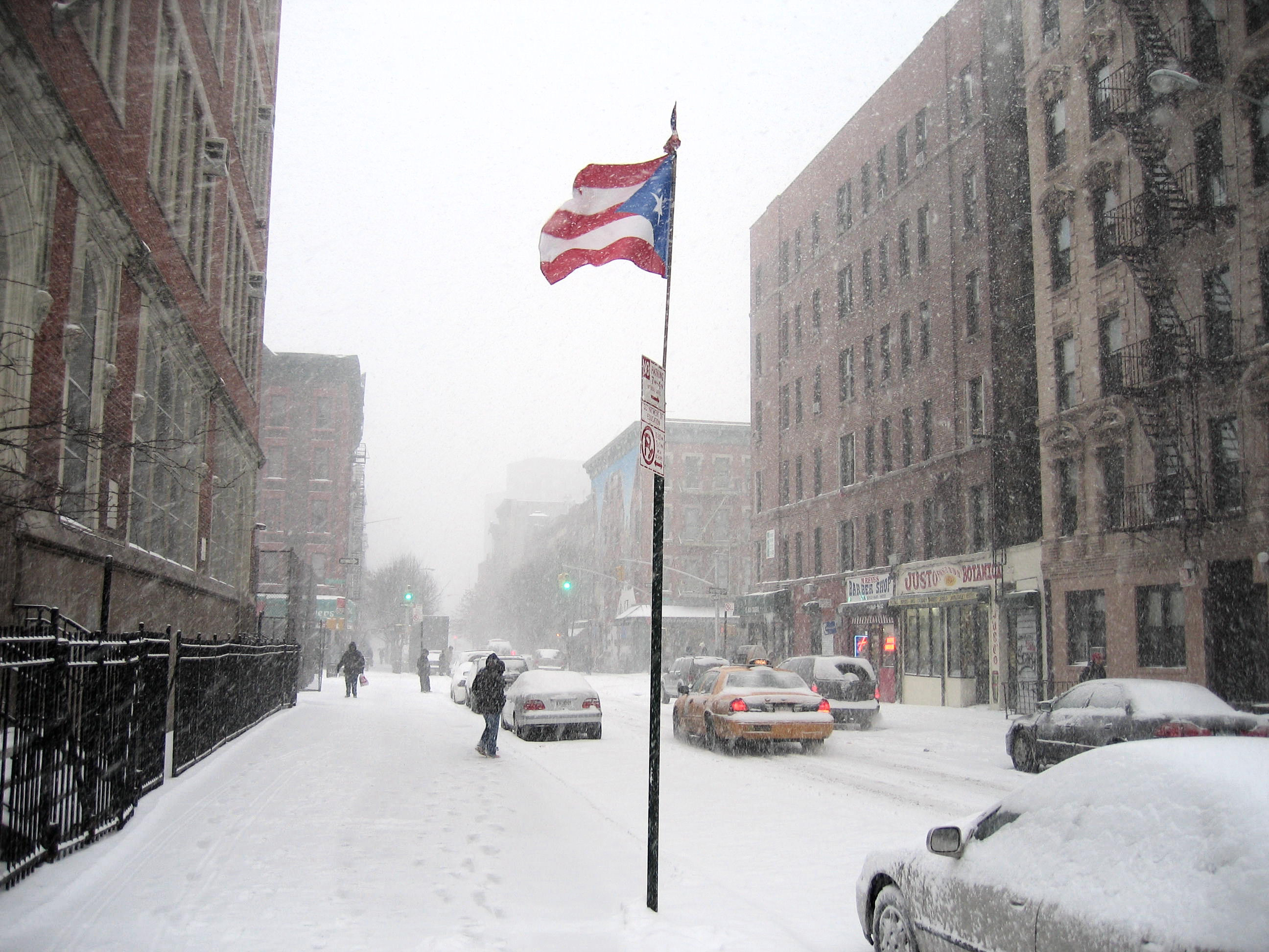 2592x1944 The Puerto Rican flag in East Harlem in New York City, outside of the Julia  de Burgos Cultural Center, winter 2005 (photo by Angelo FalcÃ³n).