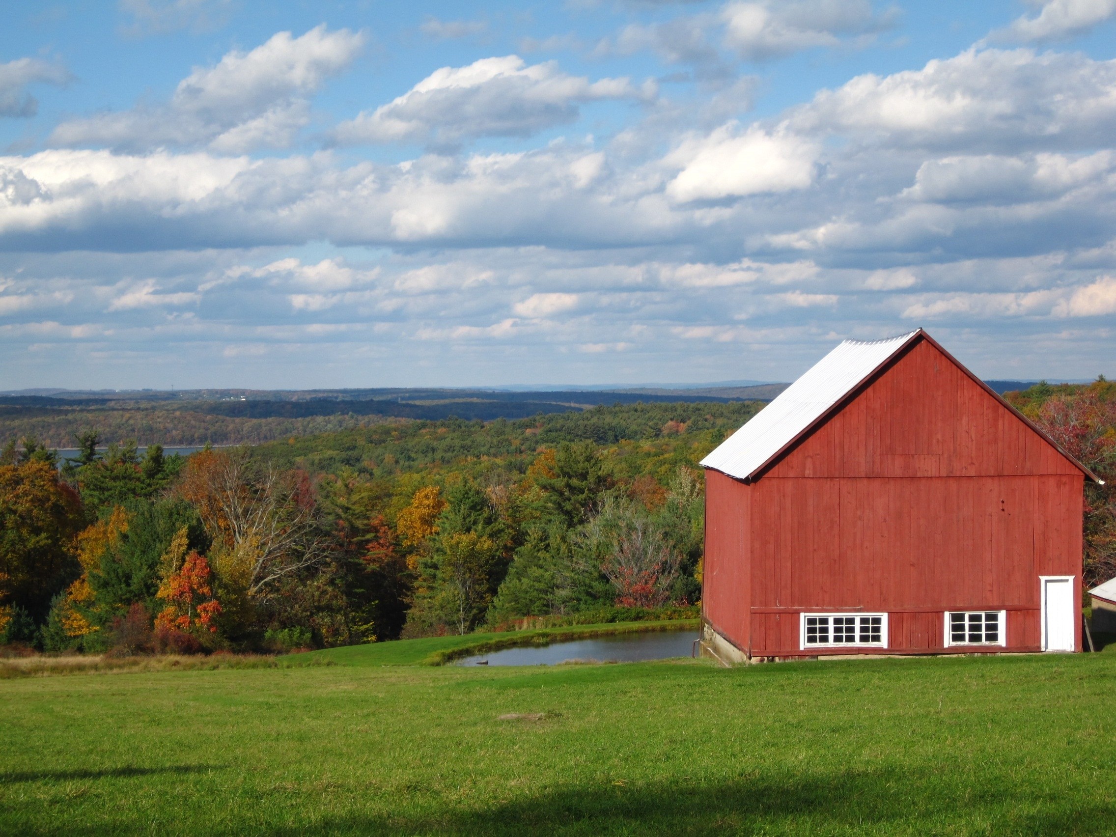 2272x1704 red barn on grass field