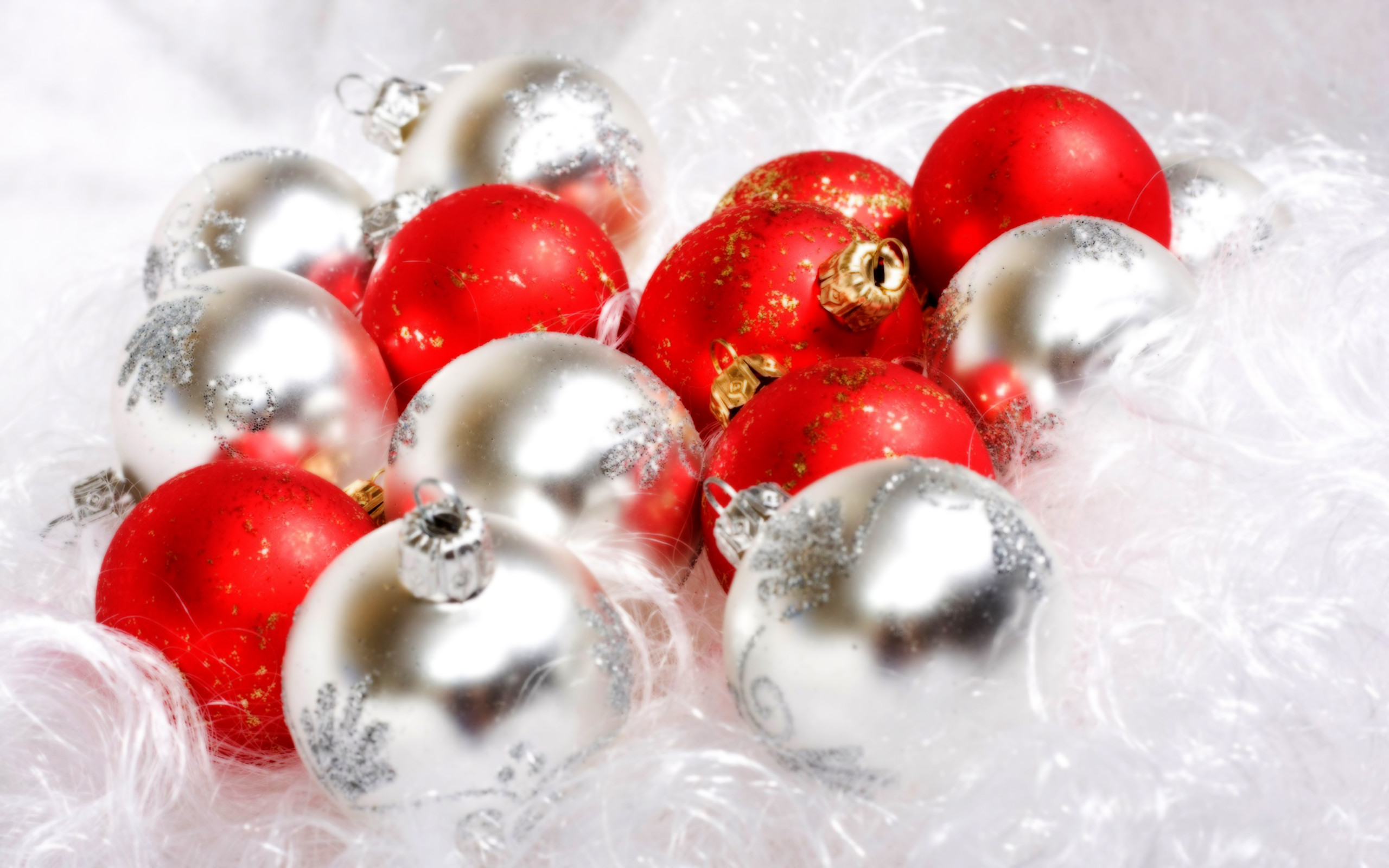 2560x1600 Red And White Christmas Ball Christmas Balls