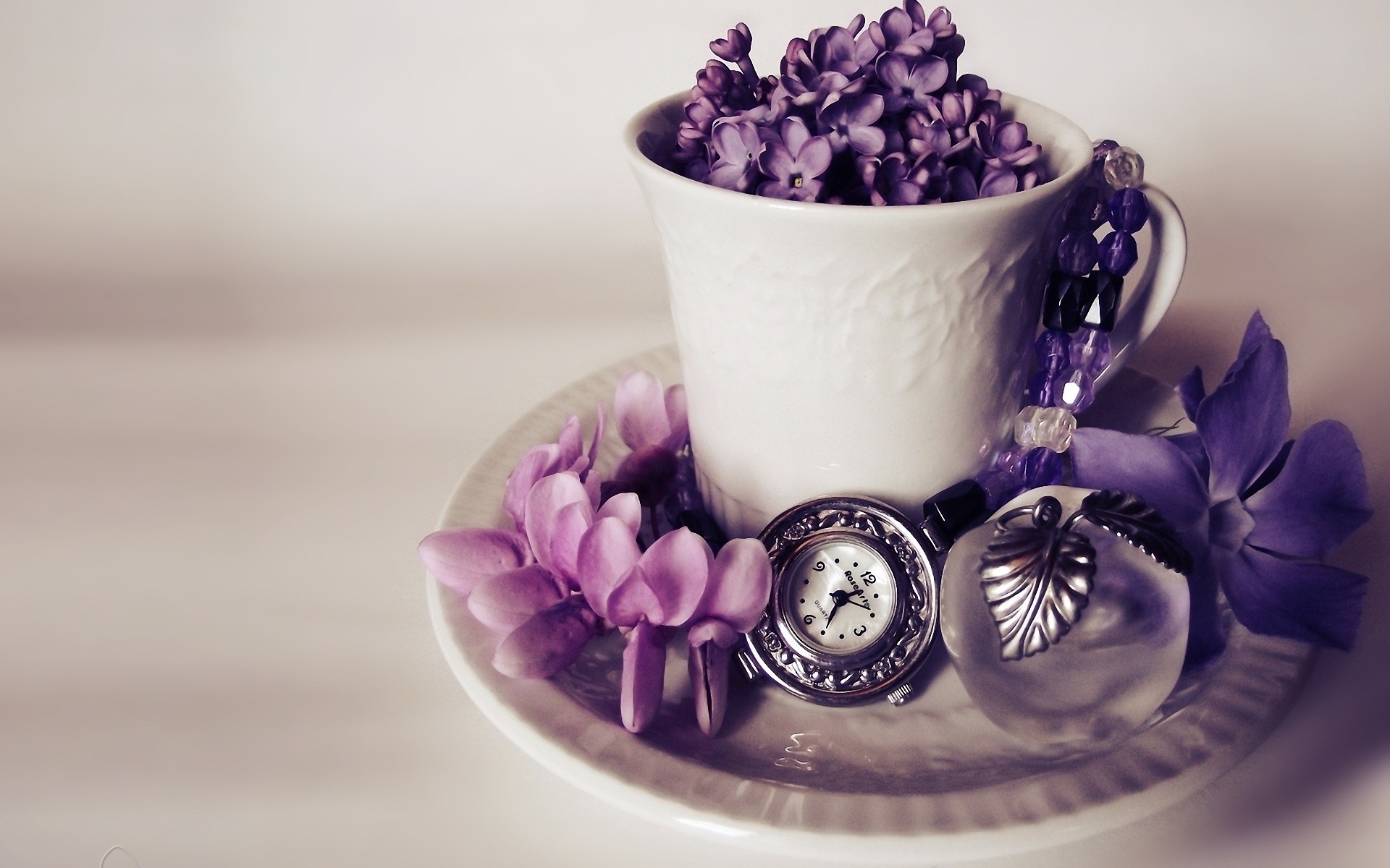 1920x1200 Lilac Flowers In Mug And Watch