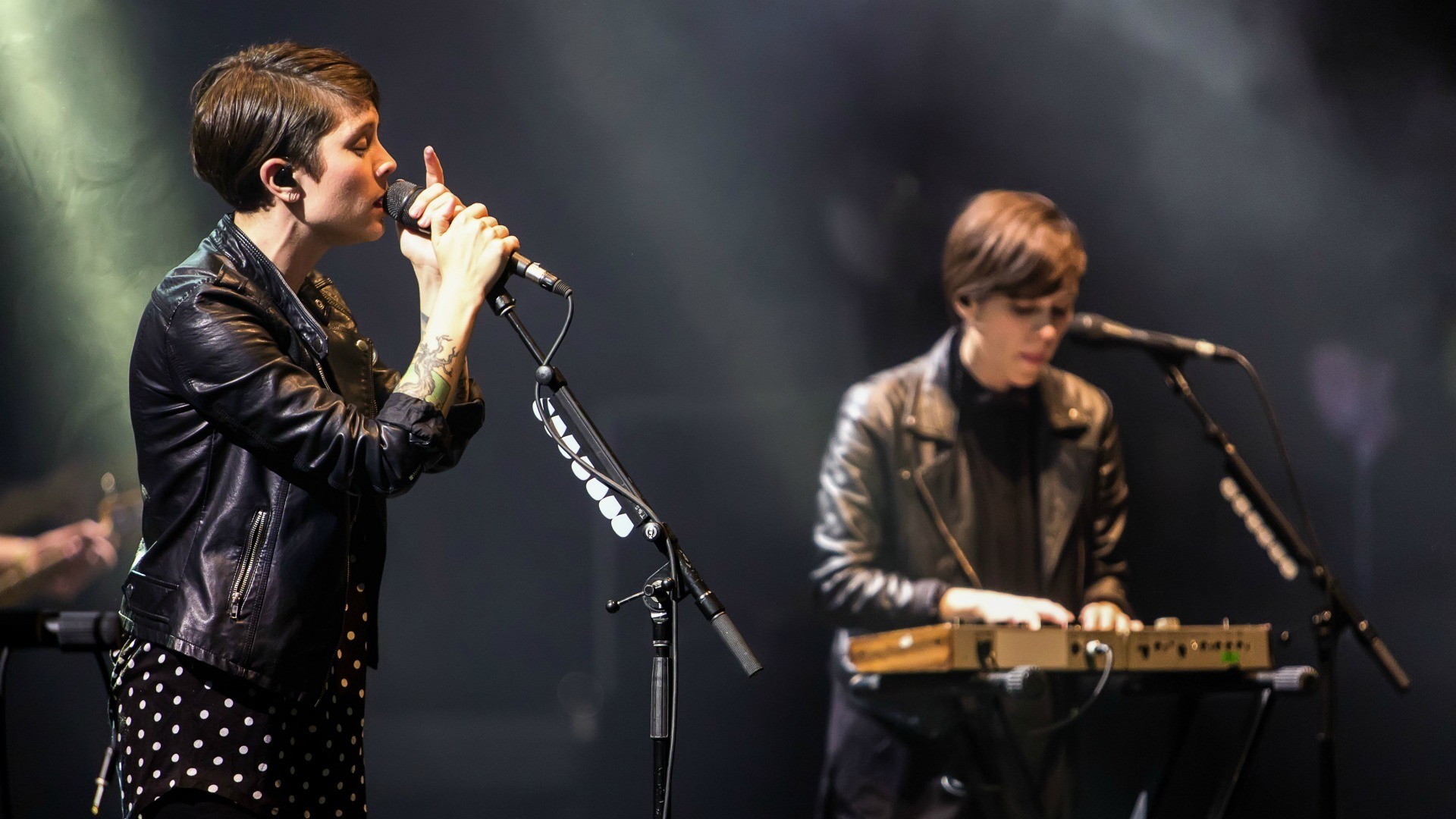 1920x1080 Identical twin sisters Tegan and Sara are blowing up the Canadian music  scene