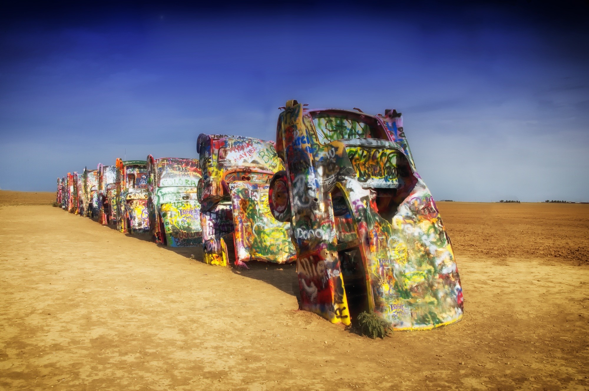 2000x1329 Vehicles - Wreck Car Vehicle Graffiti Artistic Colors Colorful Ground Dirt  Weird Unusual Texas Desert Wallpaper