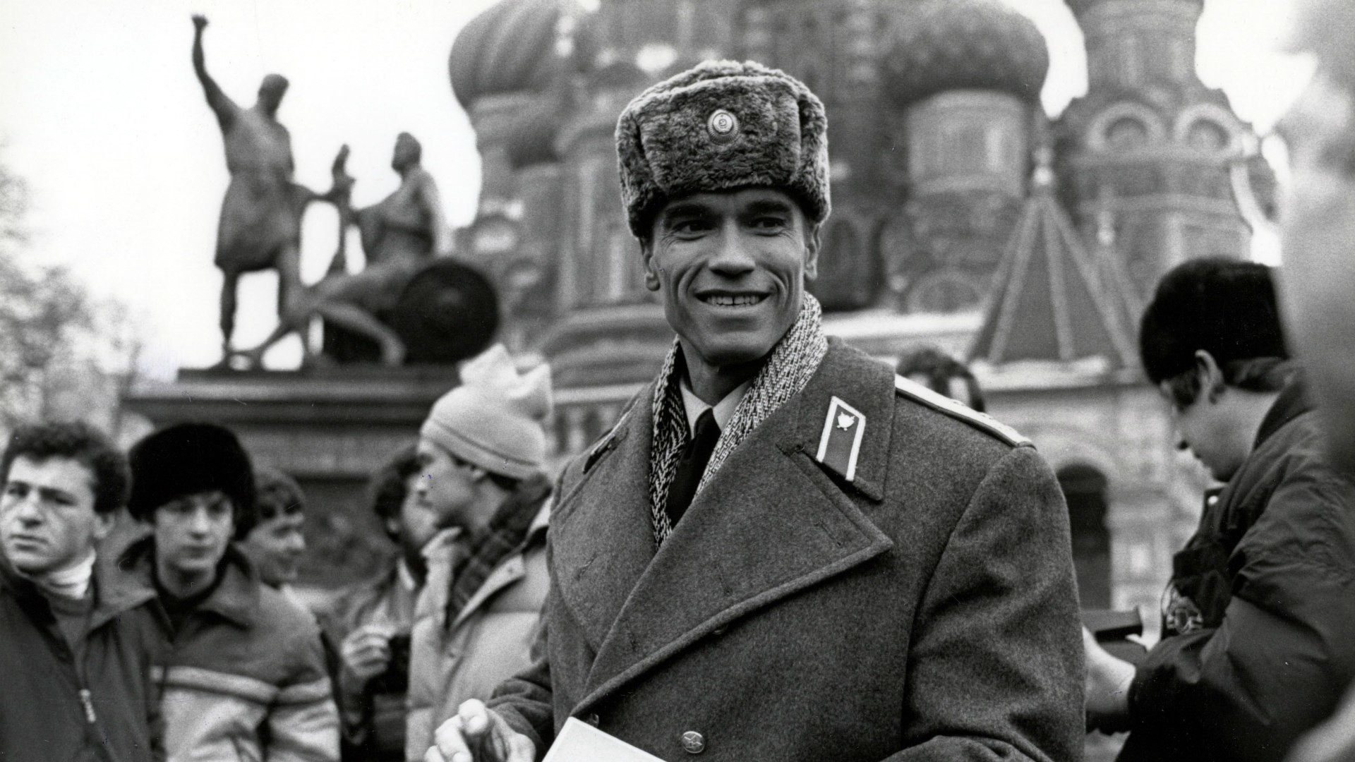 1920x1080 Arnold Schwarzenegger, Red Heat, Moscow, soldier, smile