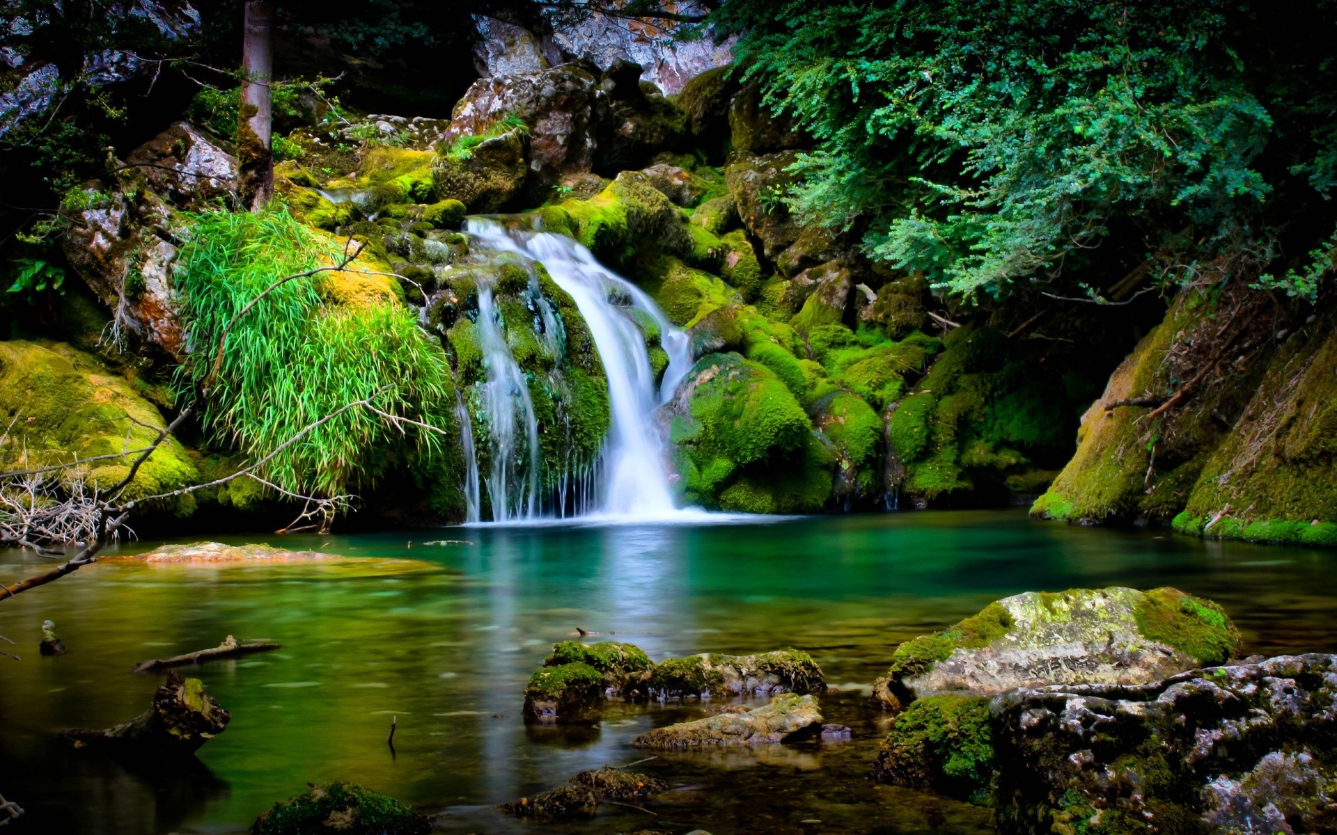 1920x1200 beautiful waterfalls wallpaper which is under the waterfall wallpapers .